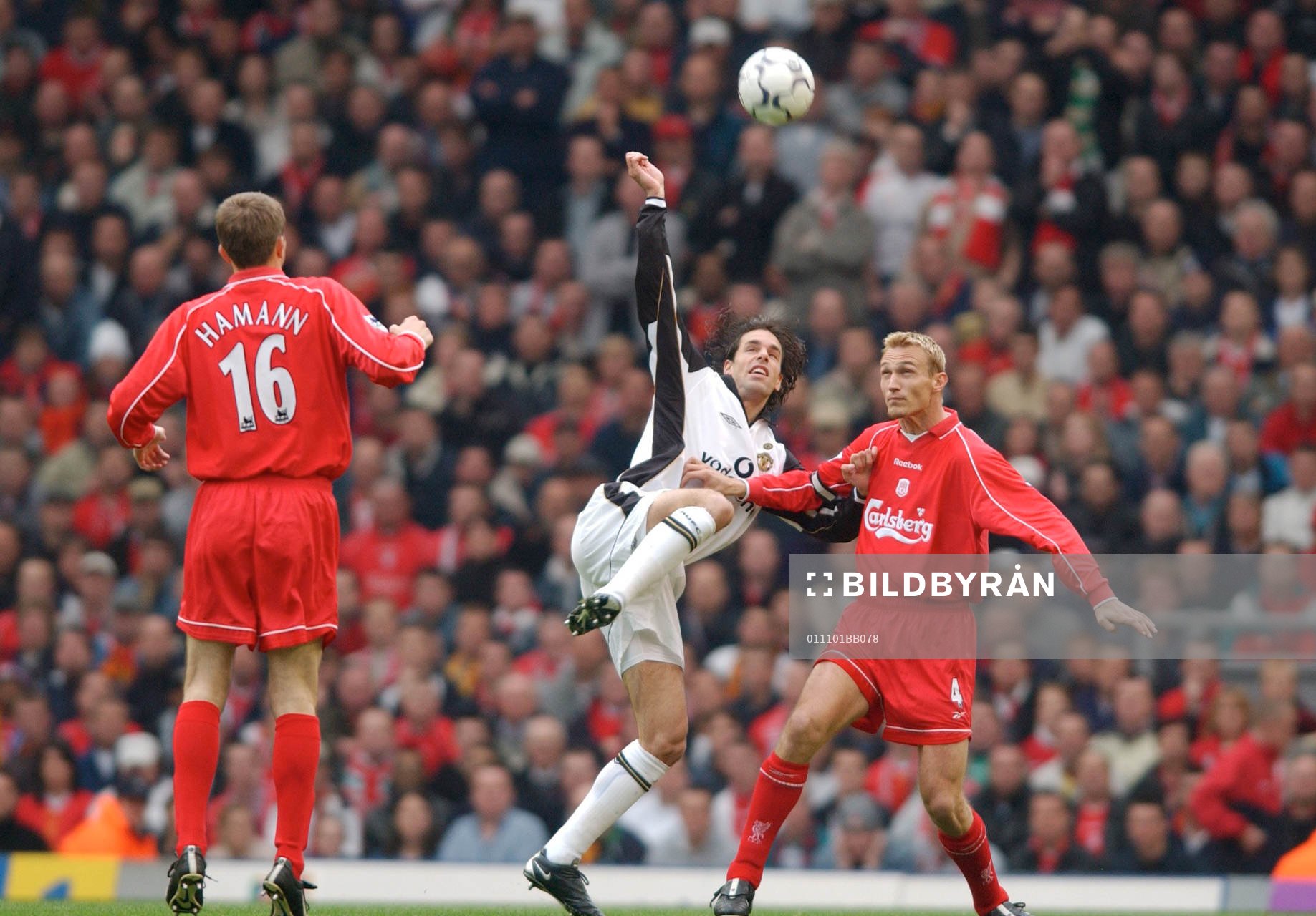  Ruud Van Nistelrooy, Manchester United och Sami Hyypiä, Liverpool i kamp om bollen.