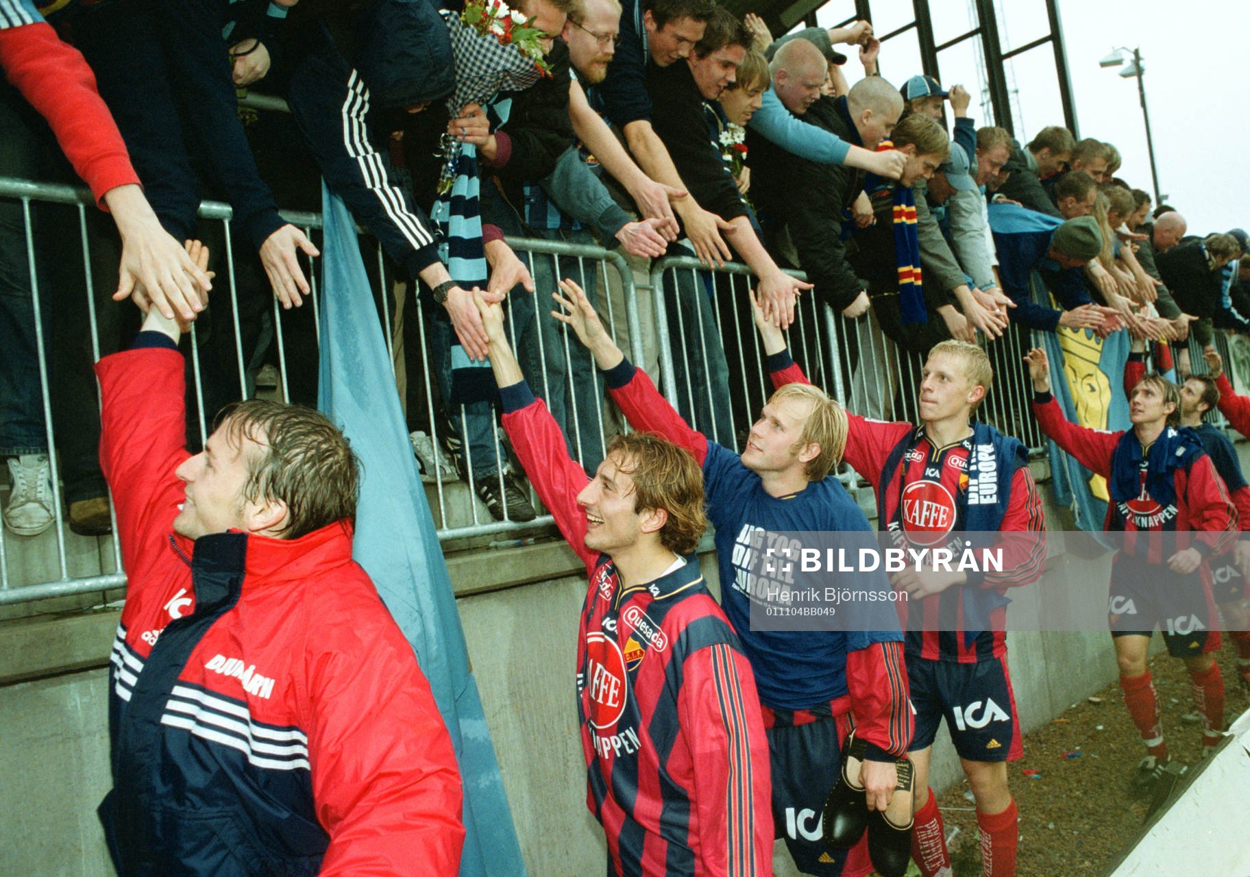 Djurgården hyllas av sina supportar på Vångavallen