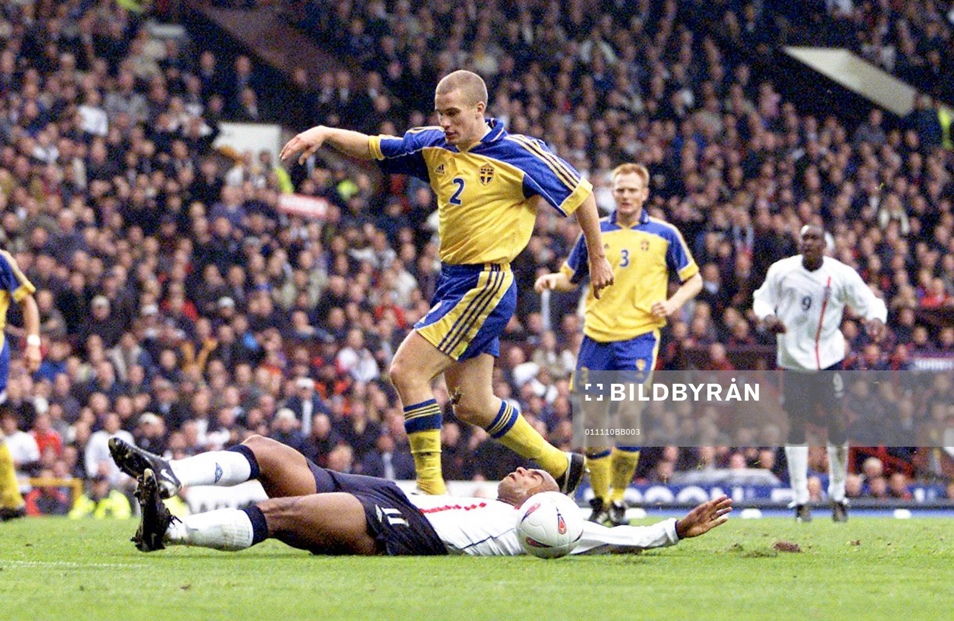 Trevor Sinclair, England kastar sig fram för att nå