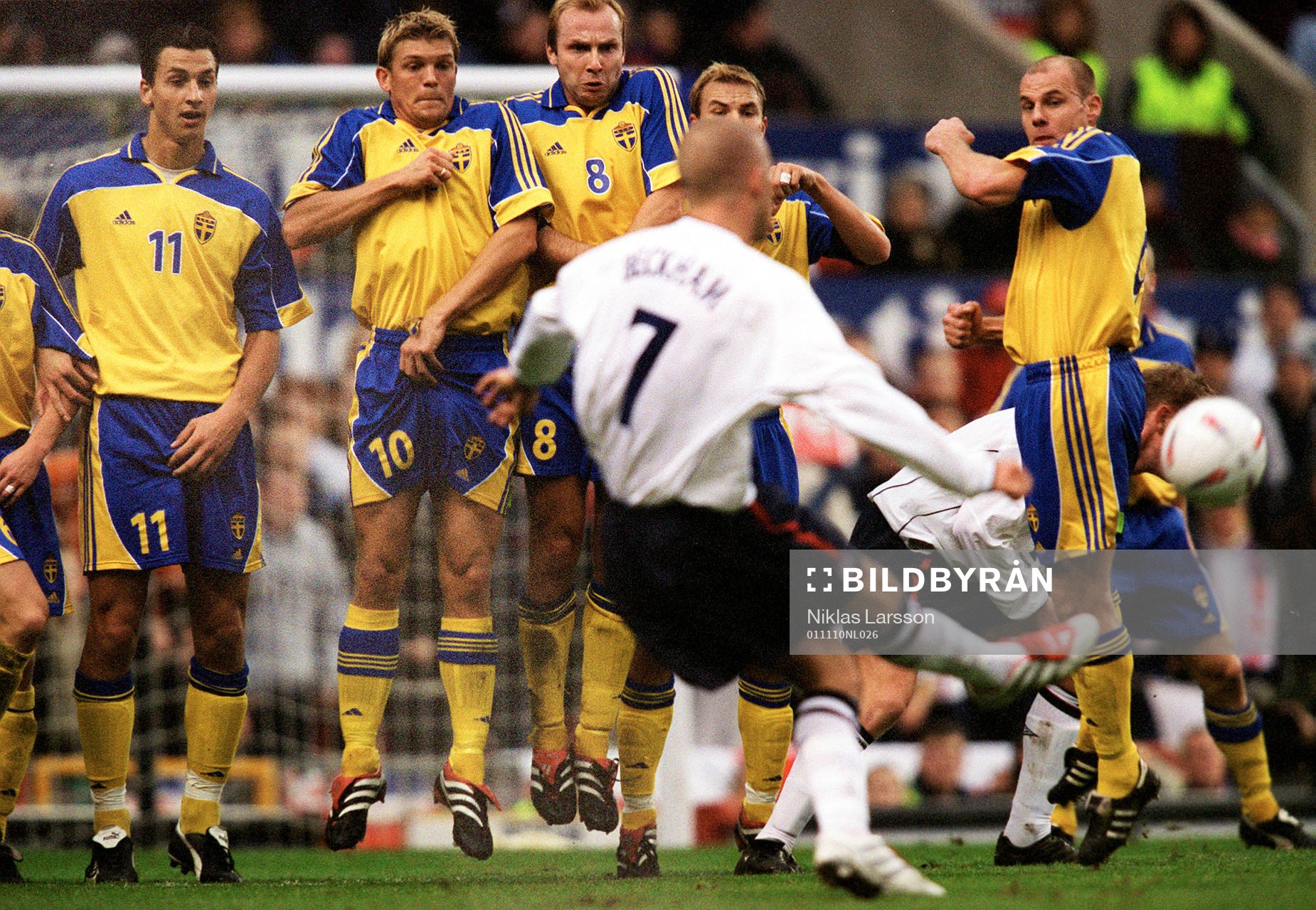  David Beckham, England, skjuter frispark.