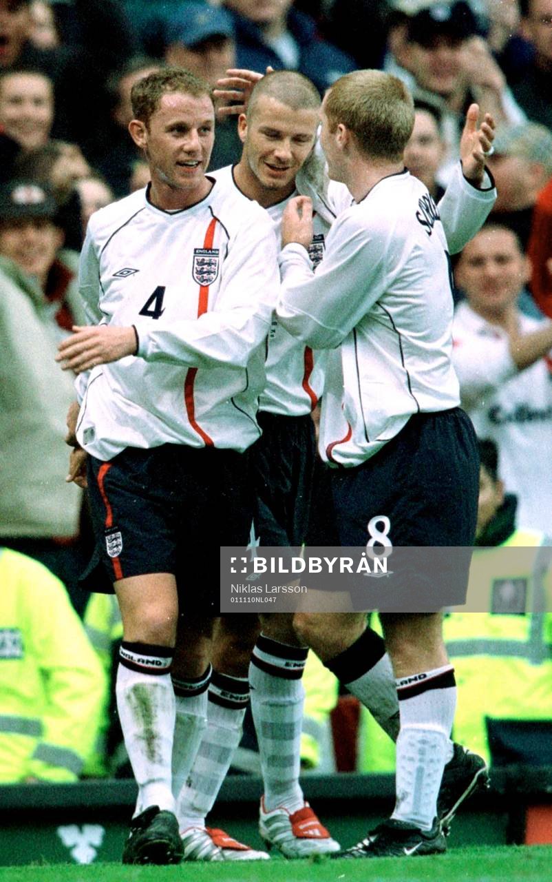 David Beckham, England gratuleras av Nicky Butt och Paul