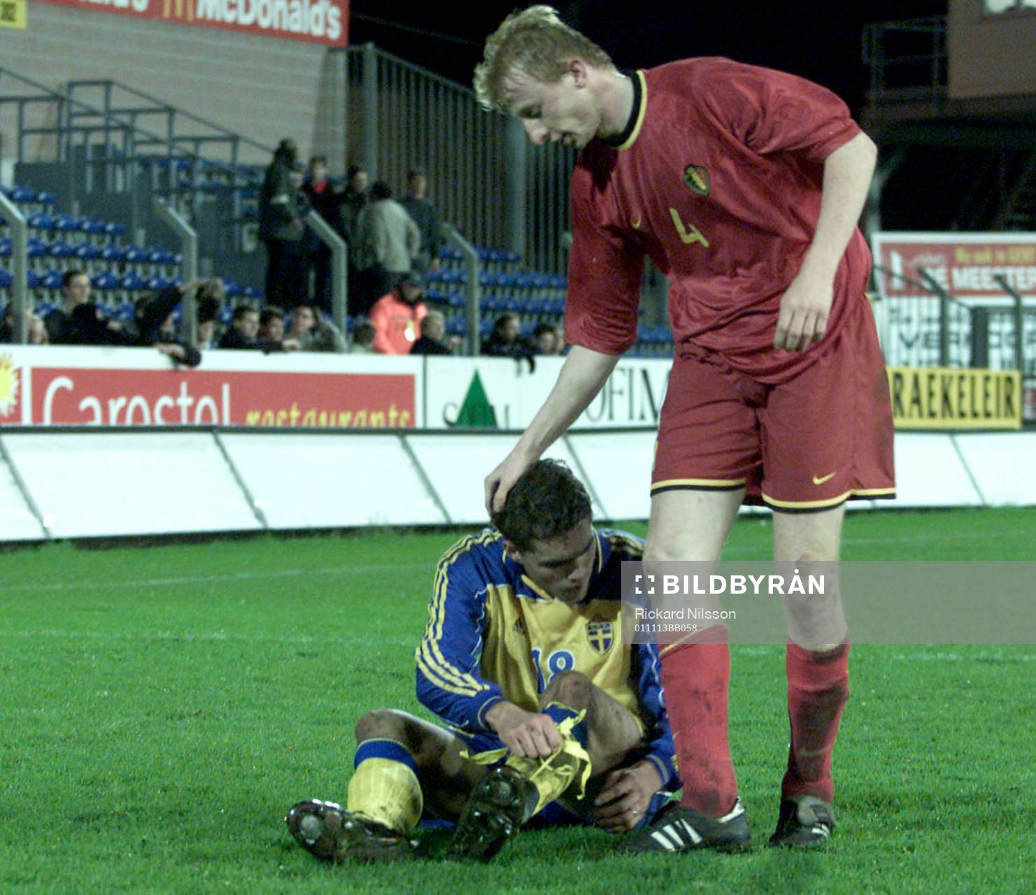 Johan Elmander får en klapp av Sven Van