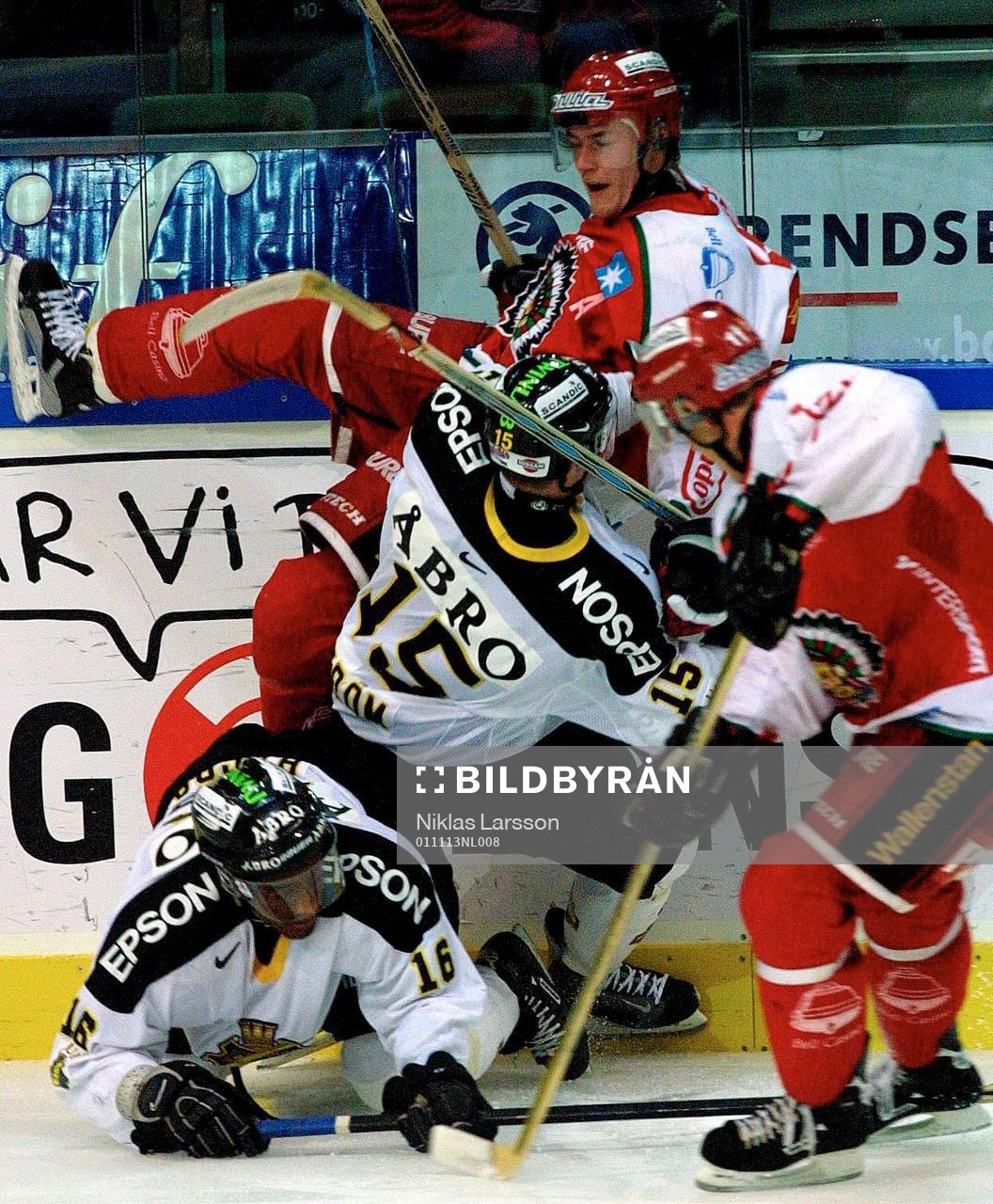 Rikard Ekström och Yared Hagos i AIK brottas med Jonas