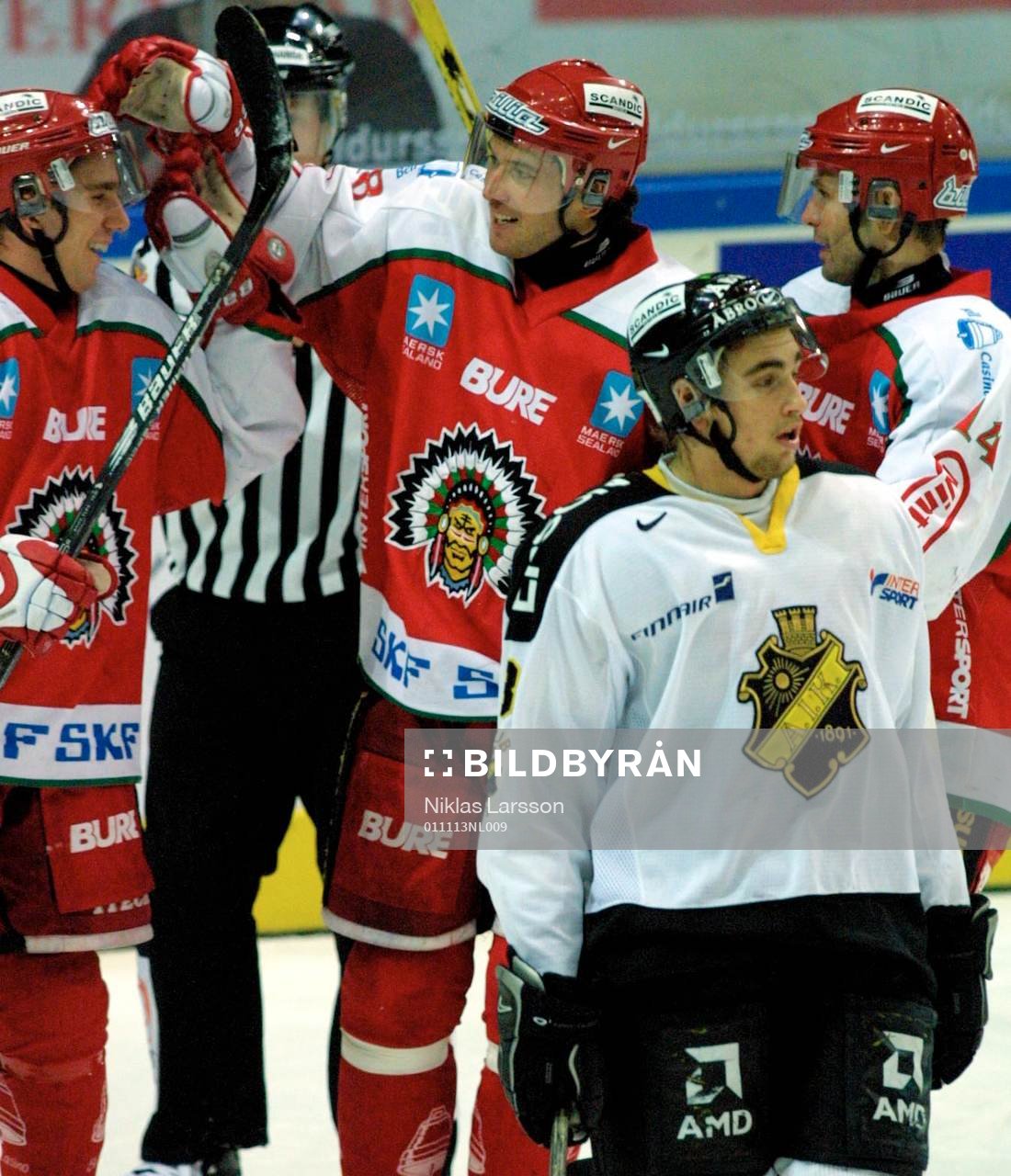 Marian Kacir gratuleras av Joel Lundqvist och Patrik