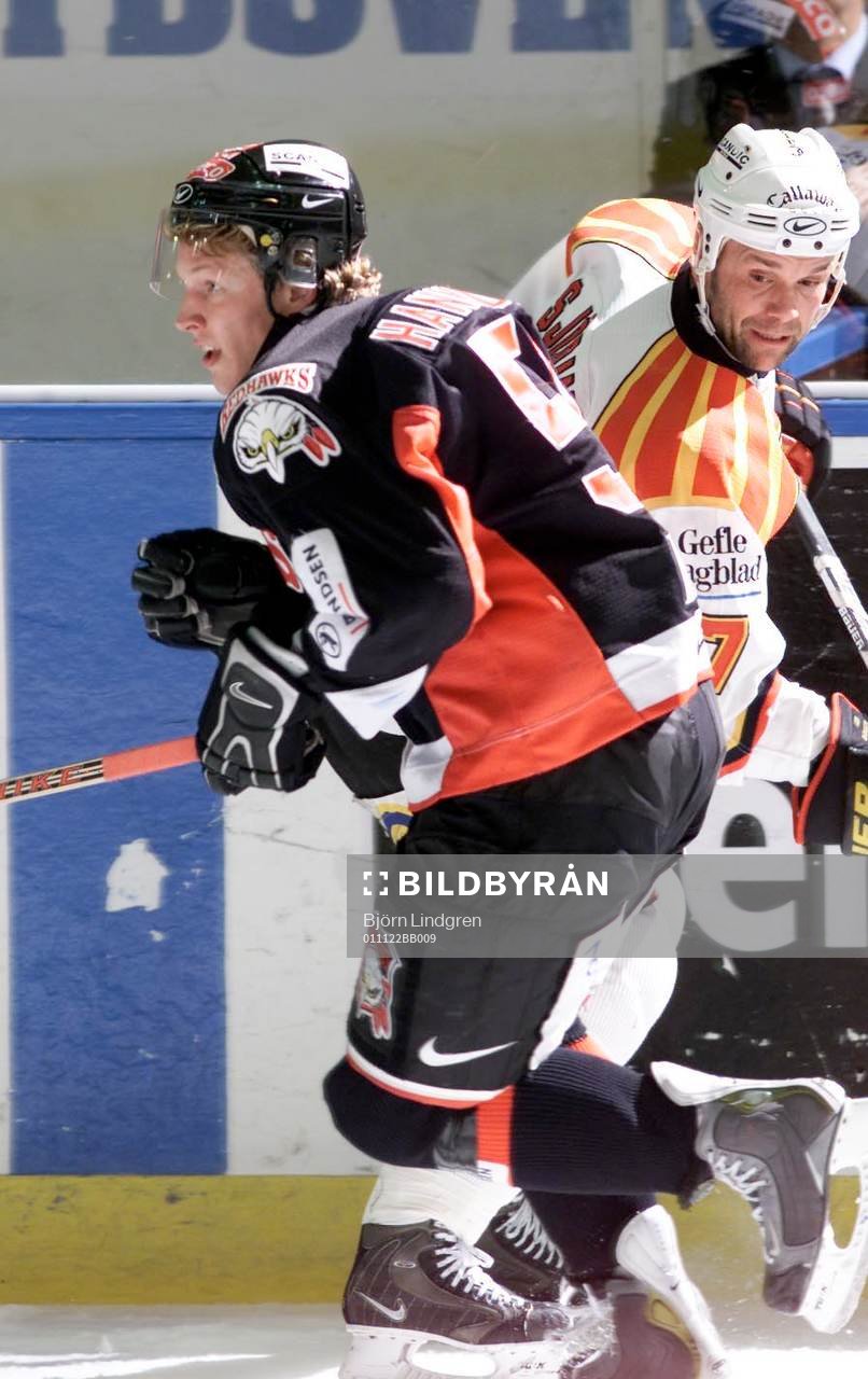 Mika Hannula forcerar förbi Tommy Sjödin