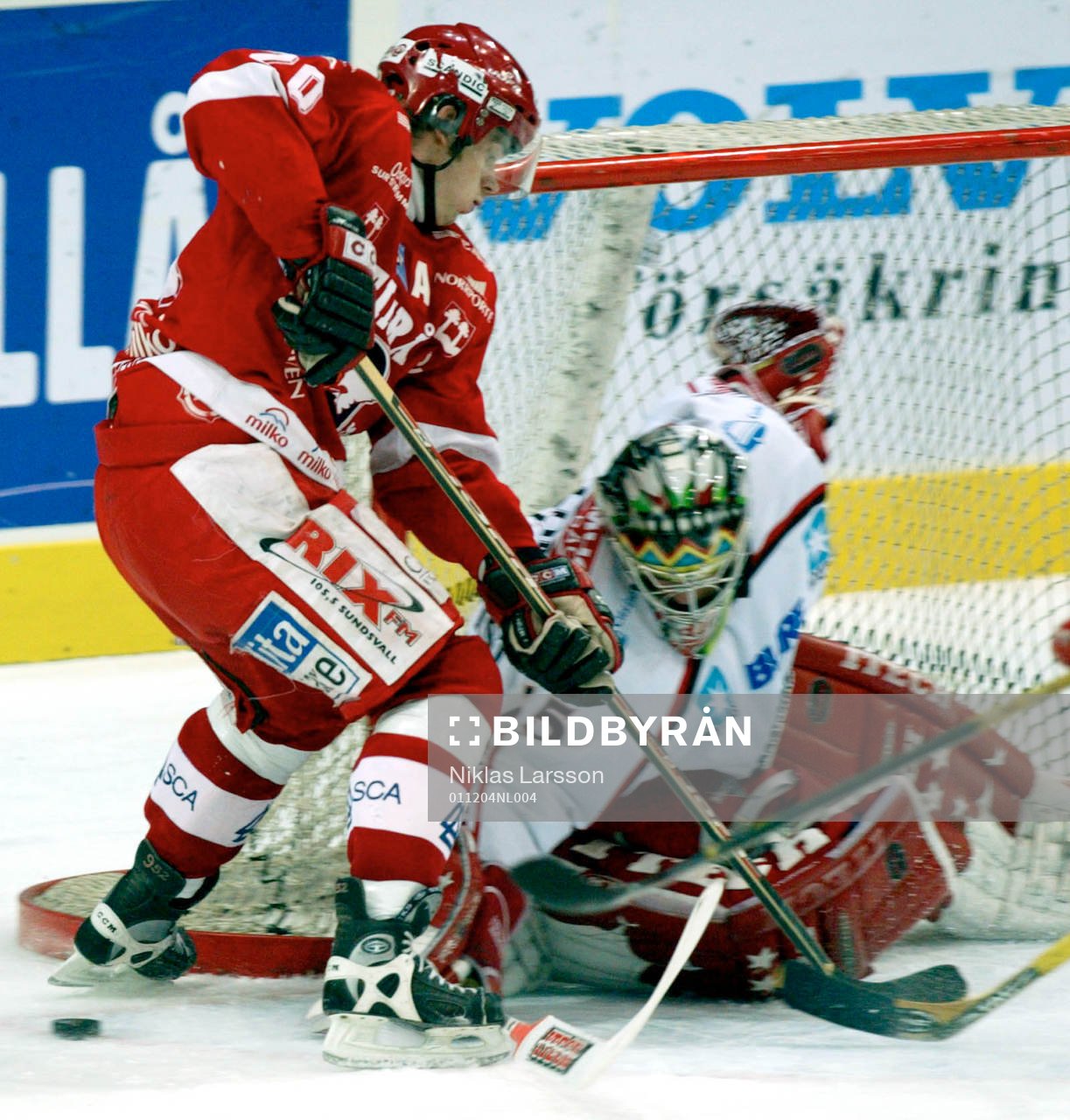 Pucken gick inte Timrås väg. Här missar Henrik