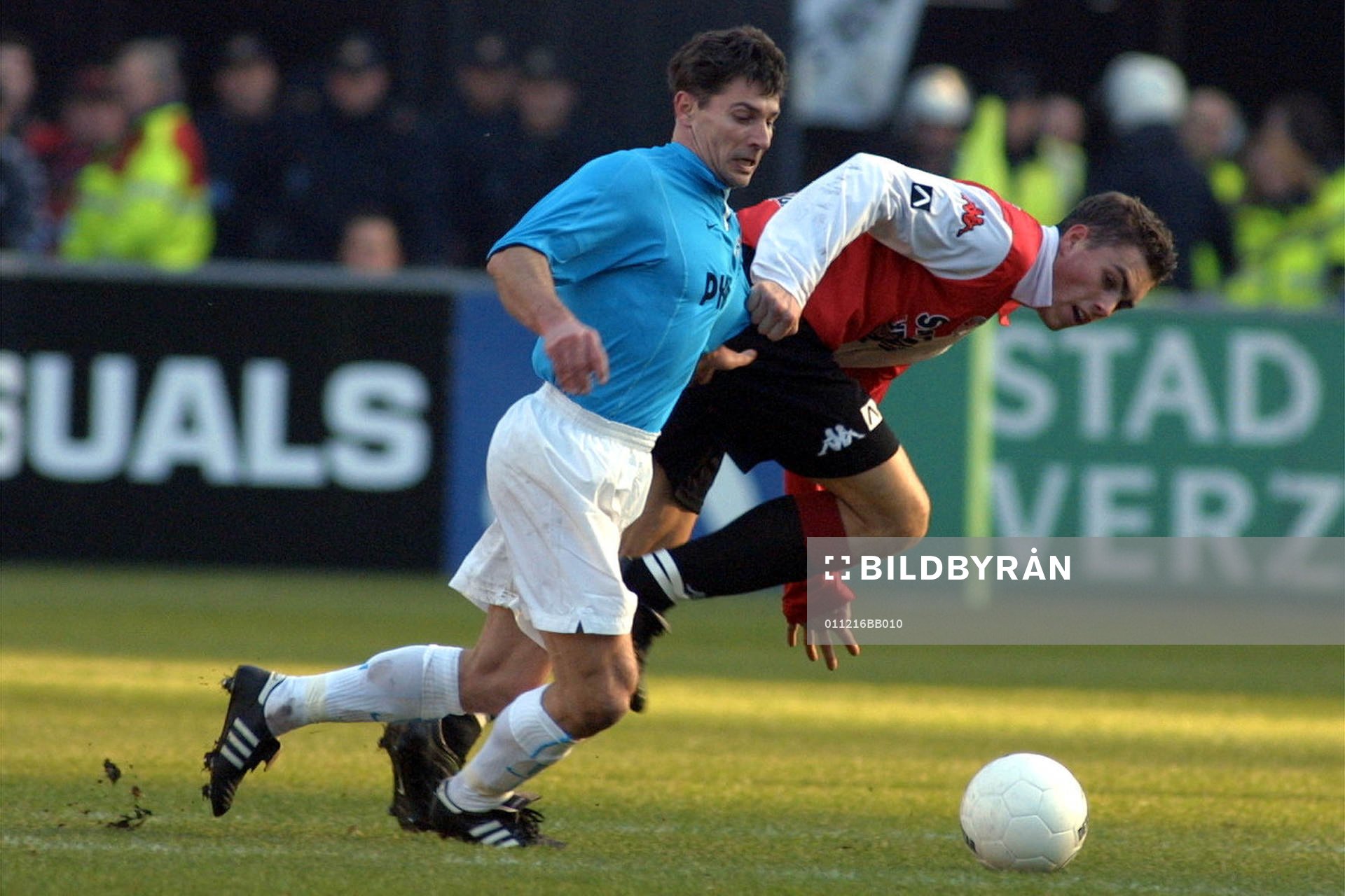   Johan Elmander, Feyenoord  i närkamp med Jan Heintze .