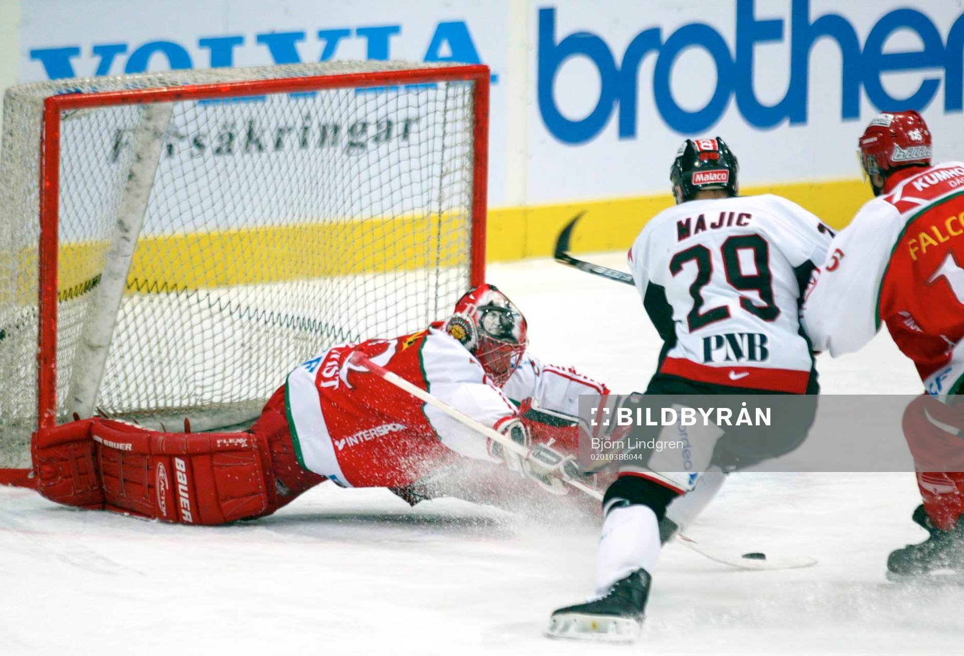 Xavier Majic testar Petter Rönnqvist