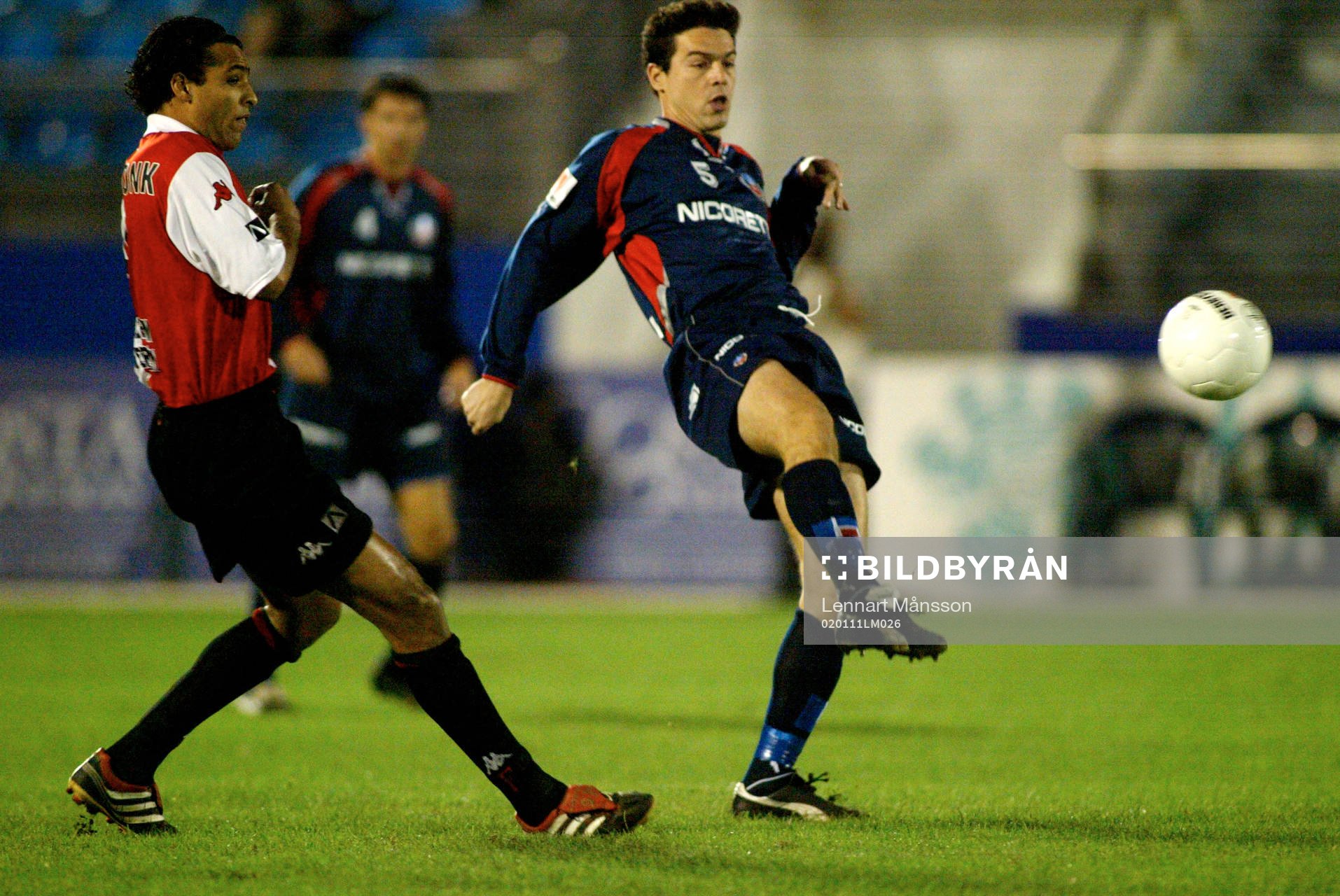 Jozo Matovac rensar framför Hasselbaink