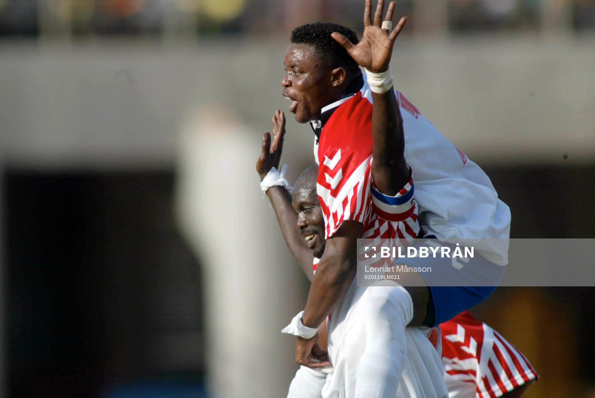  Gheorge Weah, Liberia har gjort 0-1 och grattas av Frank Seator.