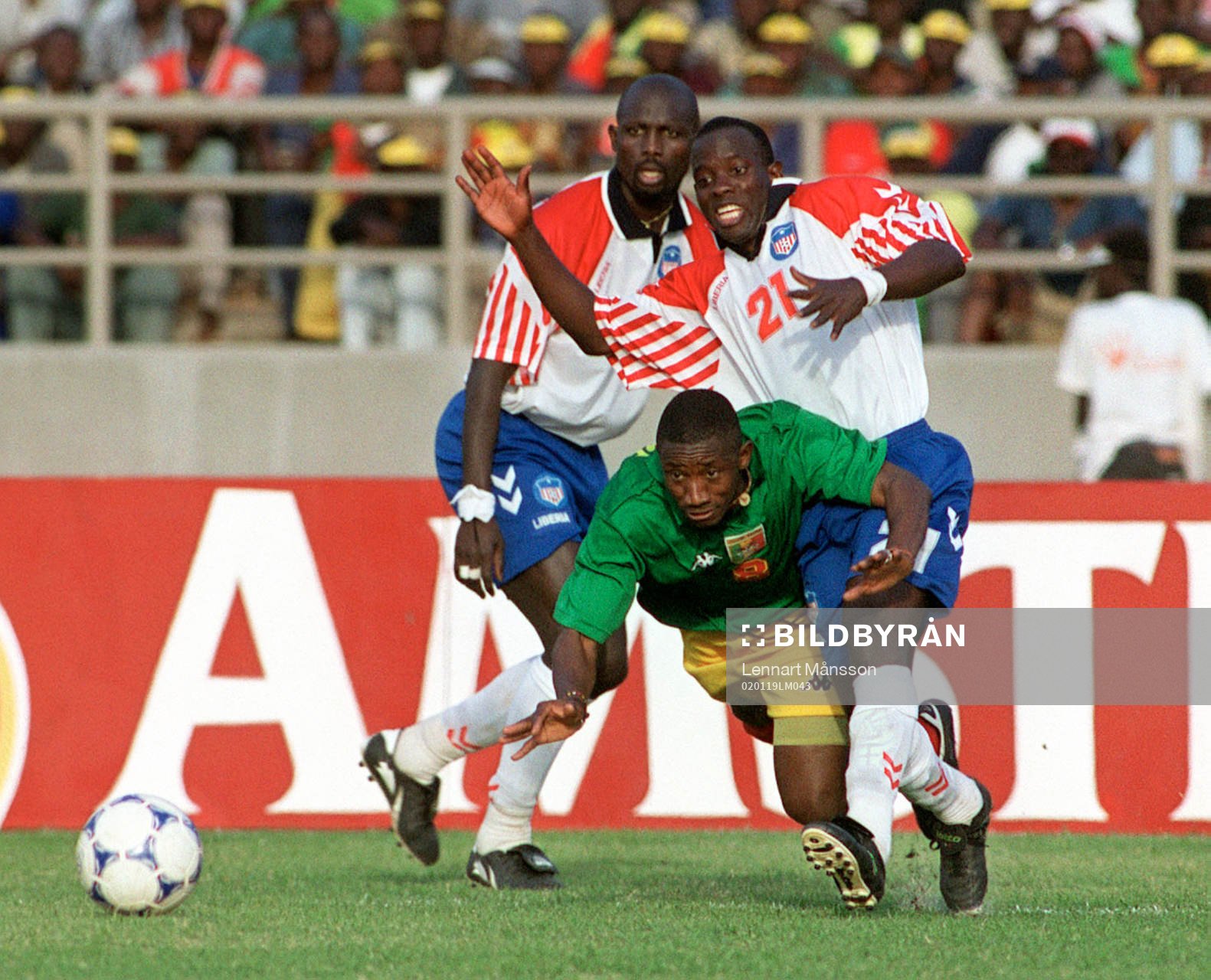 Basala Tourè, Mali, stoppas av Thomas Kojo (21), Liberia