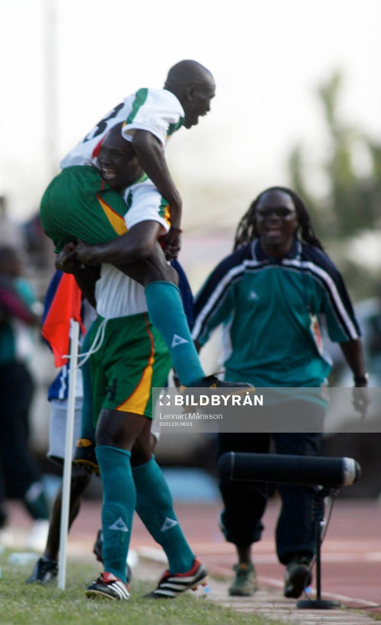 Diatta Lamine, Senegal har avgjort och hoppar upp i famnen