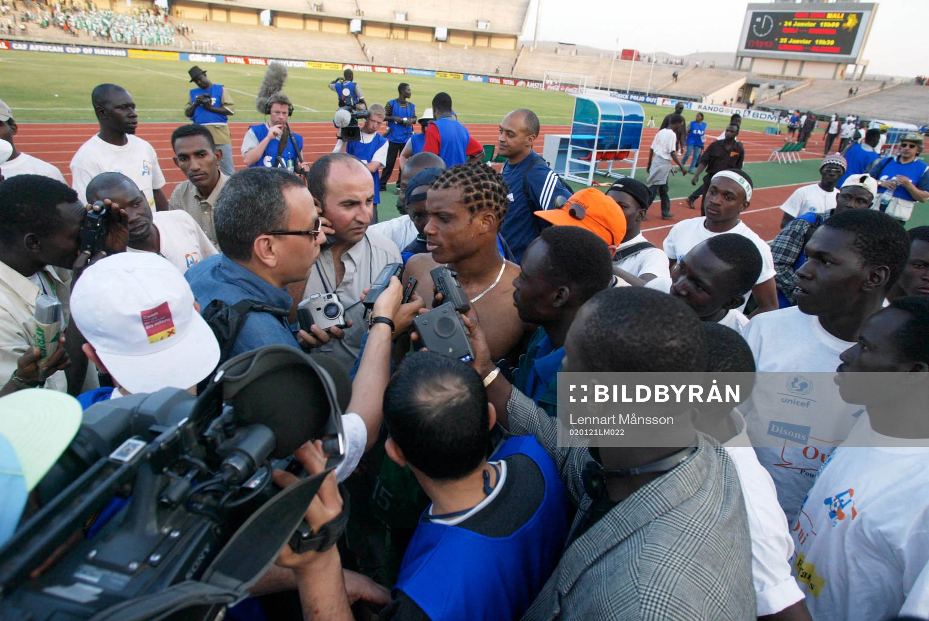  Sunday Oliseh, Nigeria omringad av massmedia efter matchen.