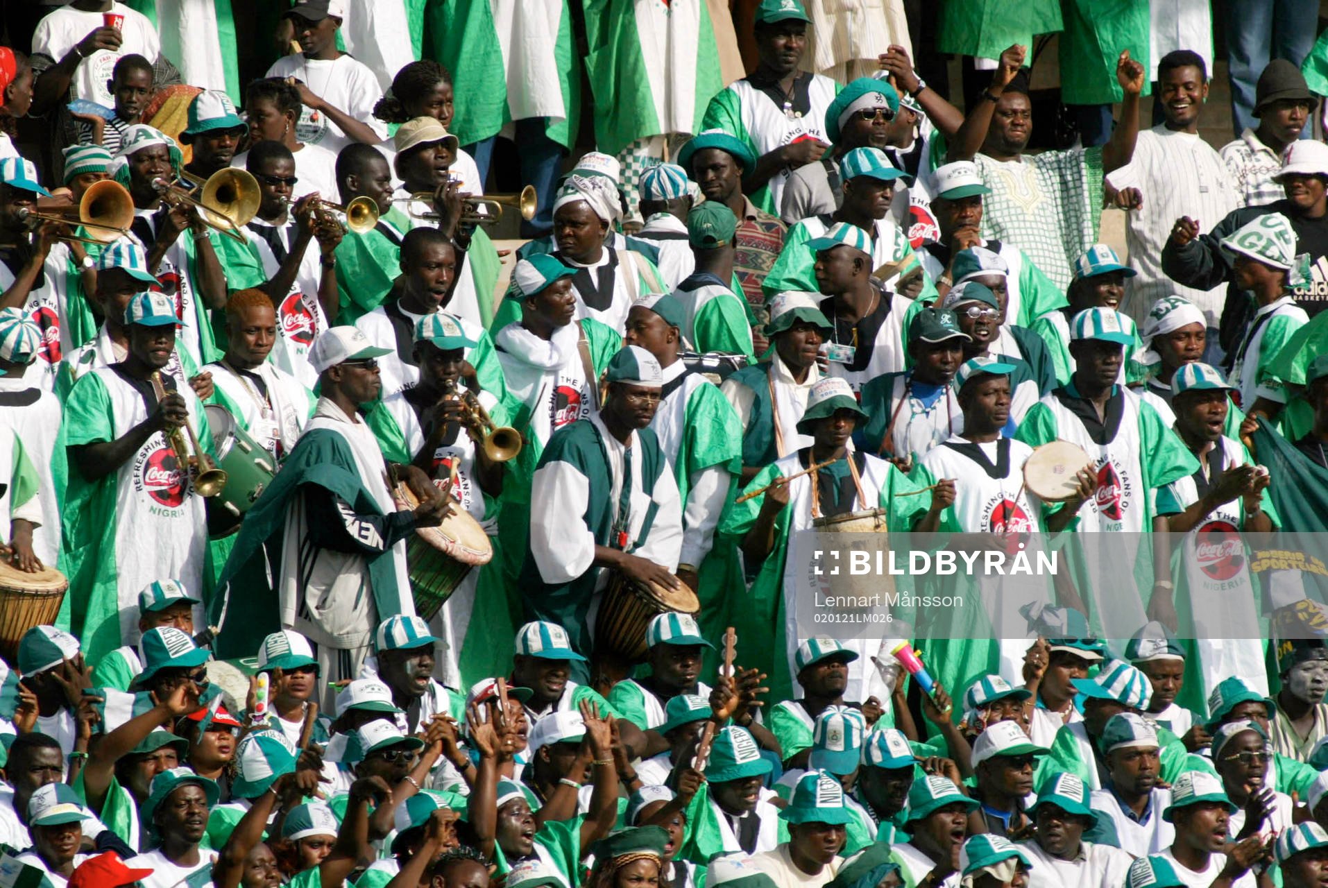 Med trummor och trumpeter höll de nigerianska supportrarna