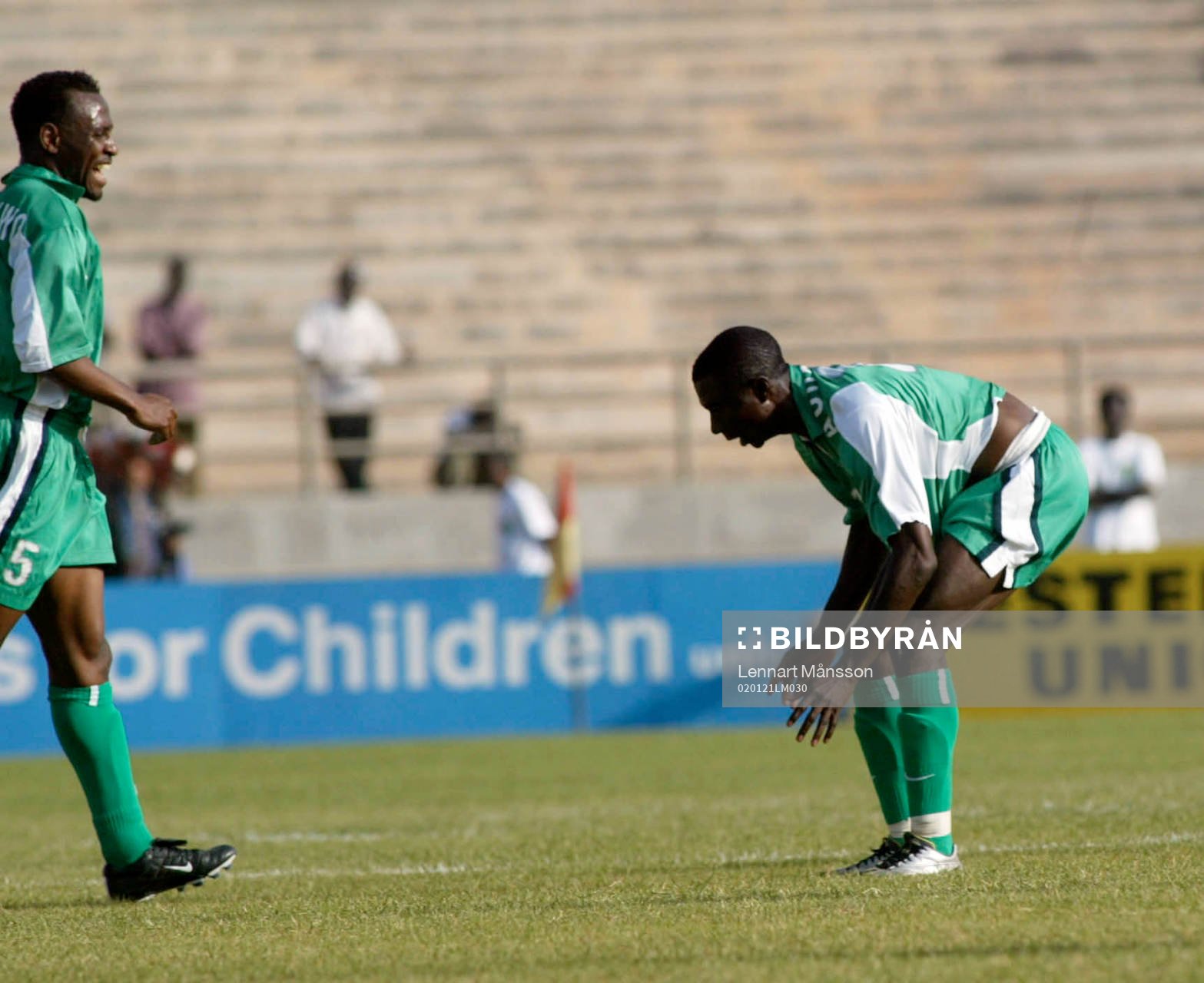  Så lycklig han blev, matchhjälten Julius Aghahowa, Nigeria slog volt på volt på volt....