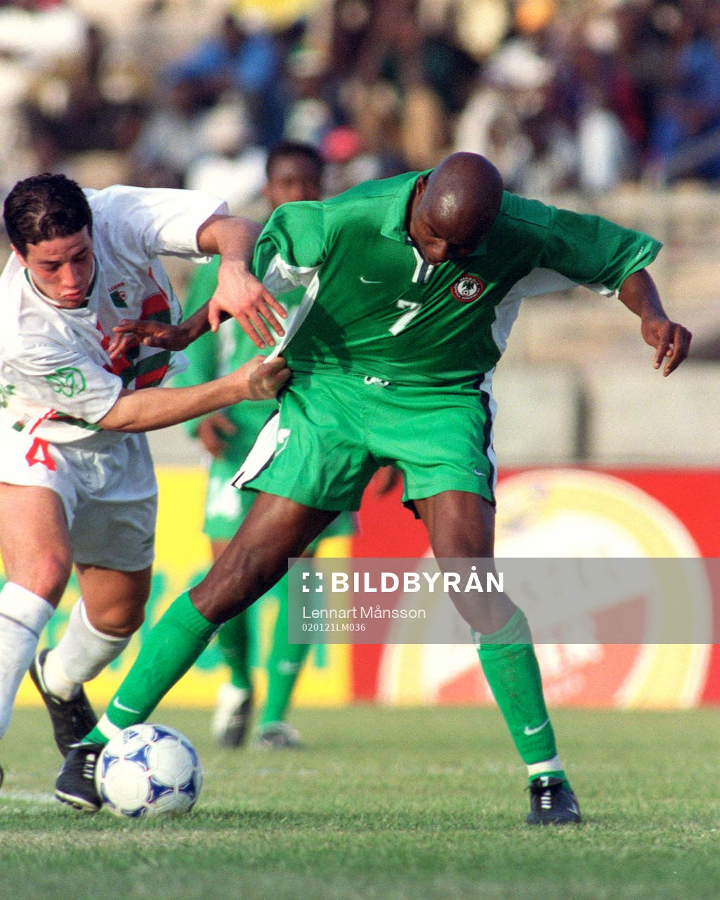  Finidi George, Nigeria och Nasseredine Kraouche, Algeriet (4).