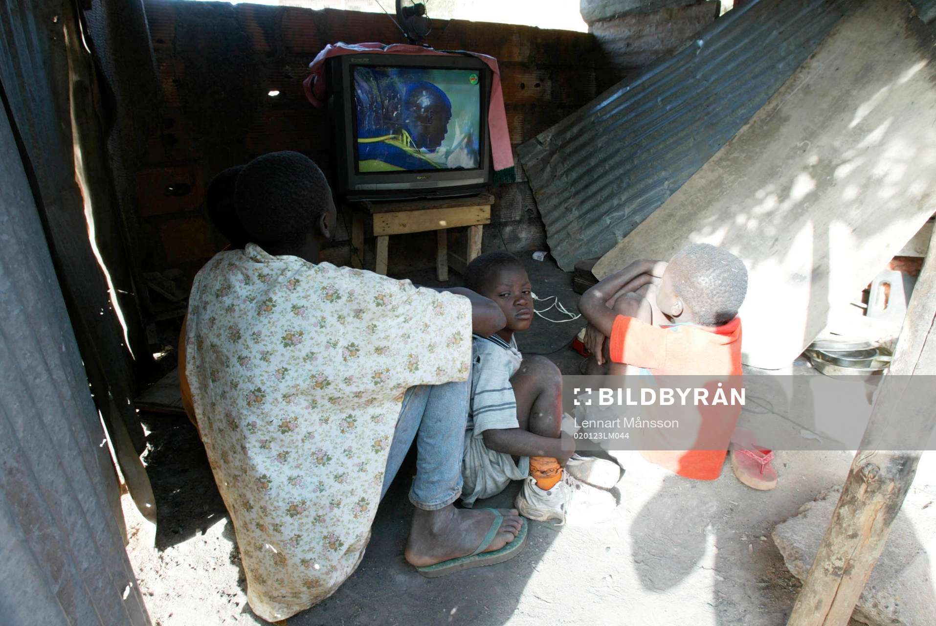 TV-tittande ute på gatan i skjul, lite varstans i Bamako.