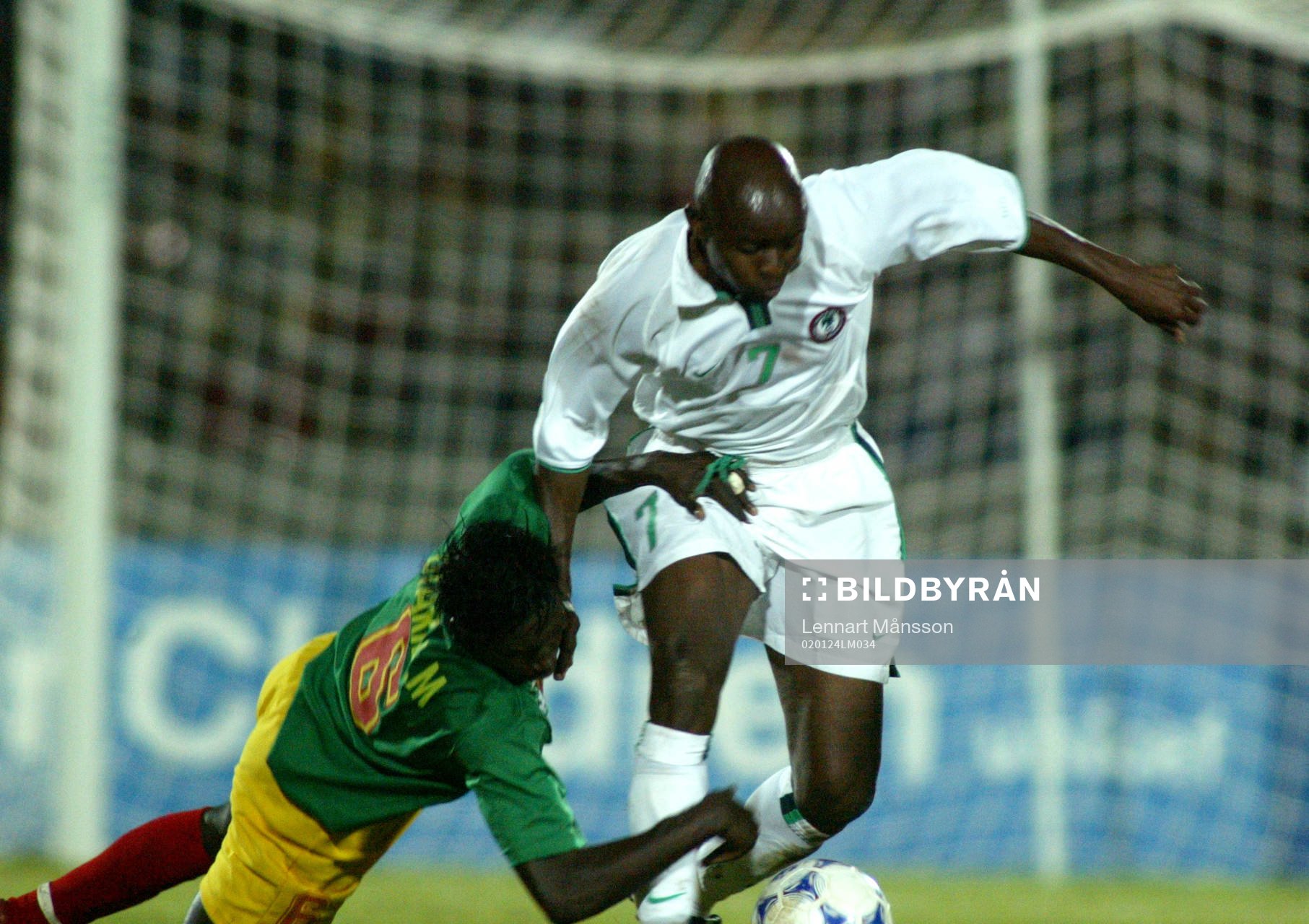  Afrikanska mästerskapen, Mali - Nigeria : Mahamadou Diarra, Mali faller för Finidi George, Nigeria.