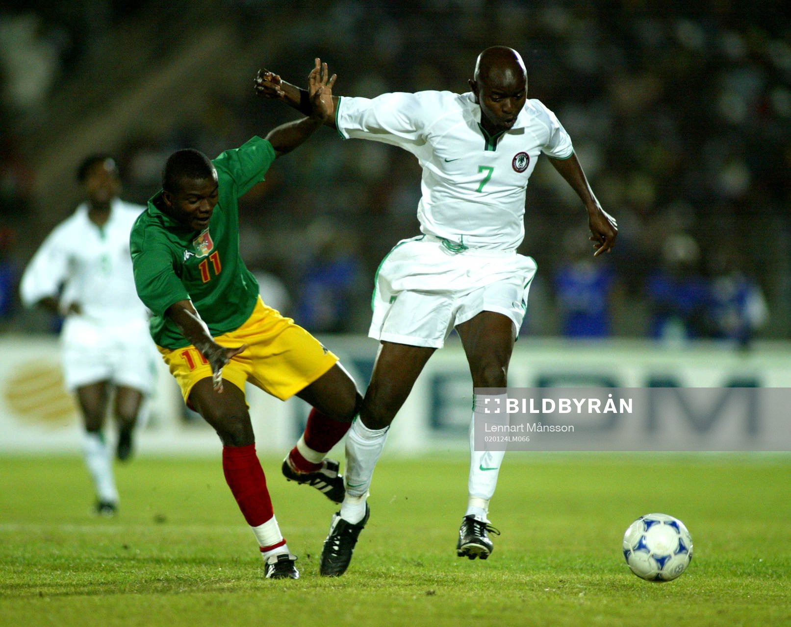  Afrikanska mästerskapen, Mali - Nigeria :Djibril Sidibé, Mali försöker stoppa Finidi George, Nigeria.