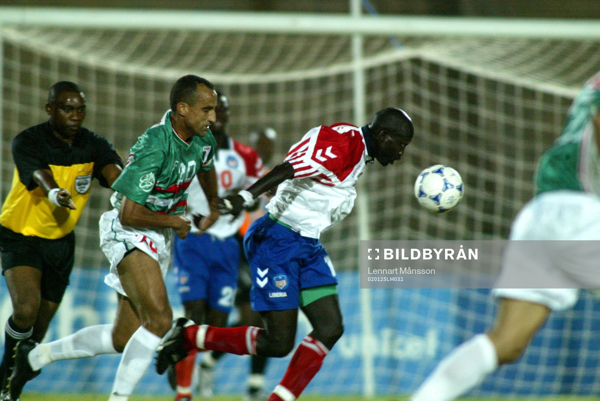  Afrikanska mästerskapen, Algeriet - Liberia :  George Weah, Liberia rycker förbi Meftah, Algeriet. Fortsätt spela, signalerar domaren.