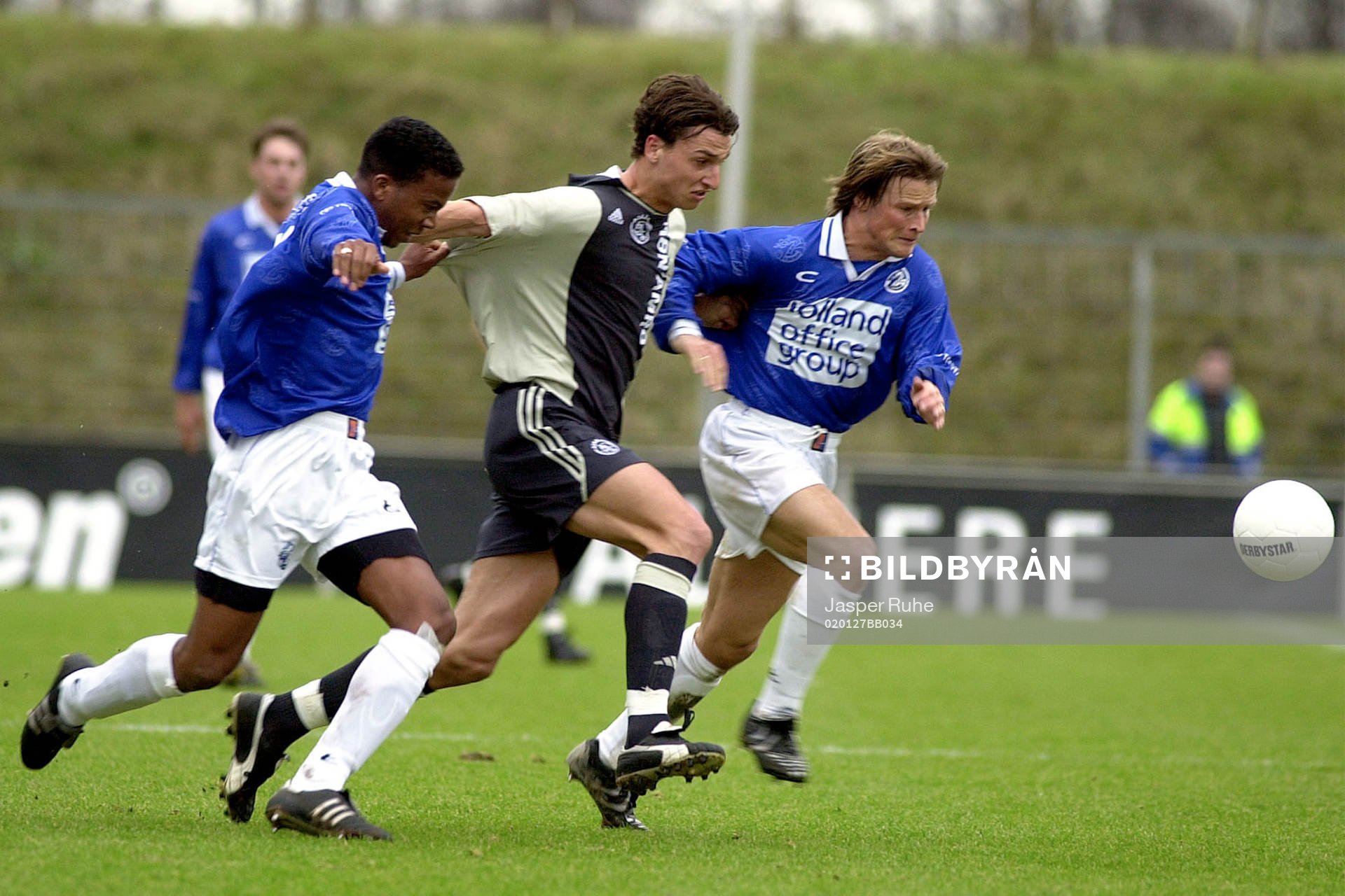 Zlatan iIbrahimovic mellan Geoffrey Meye and Jan Michels