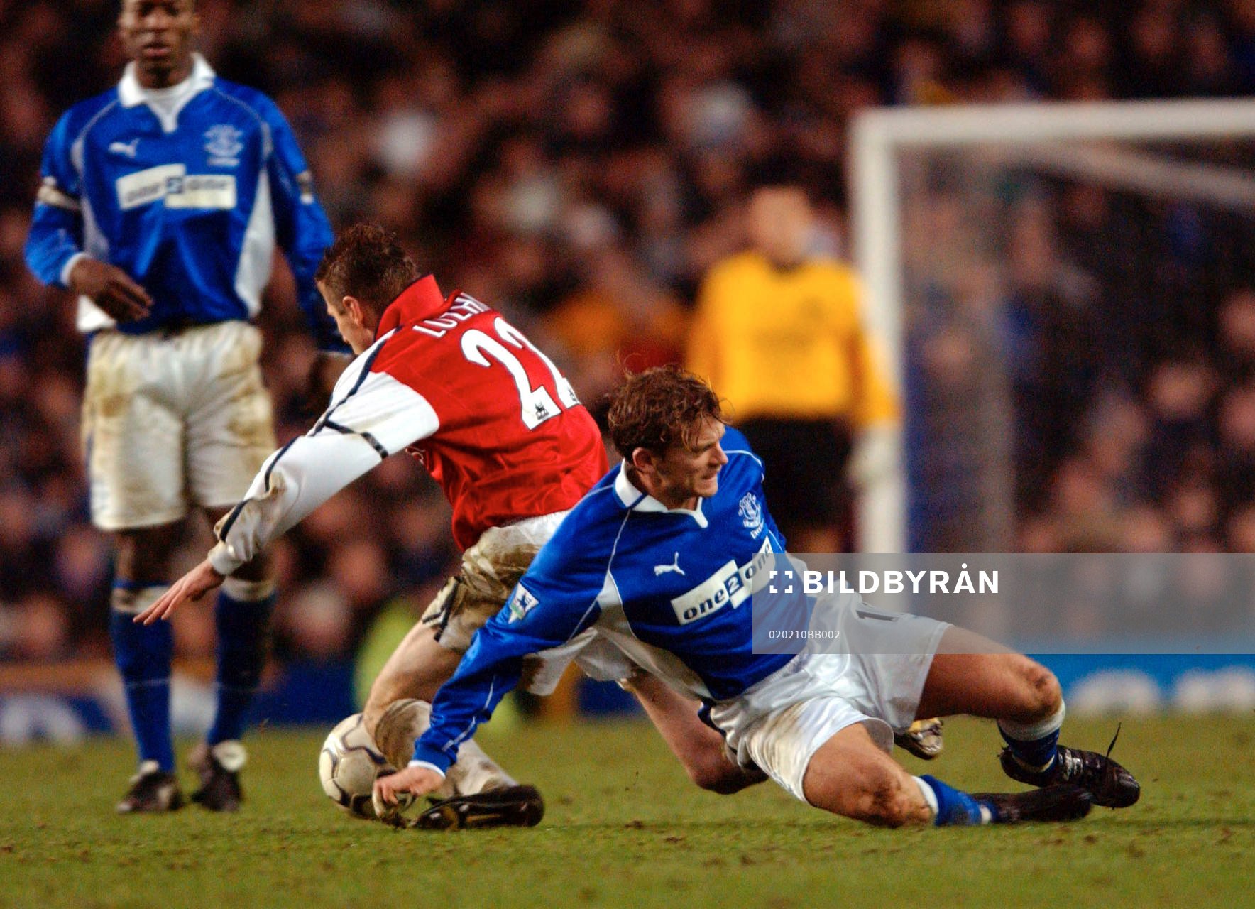  Evertons Jesper Blomqvist och Arsenals Oleg Luzhny tävlar om bollen.