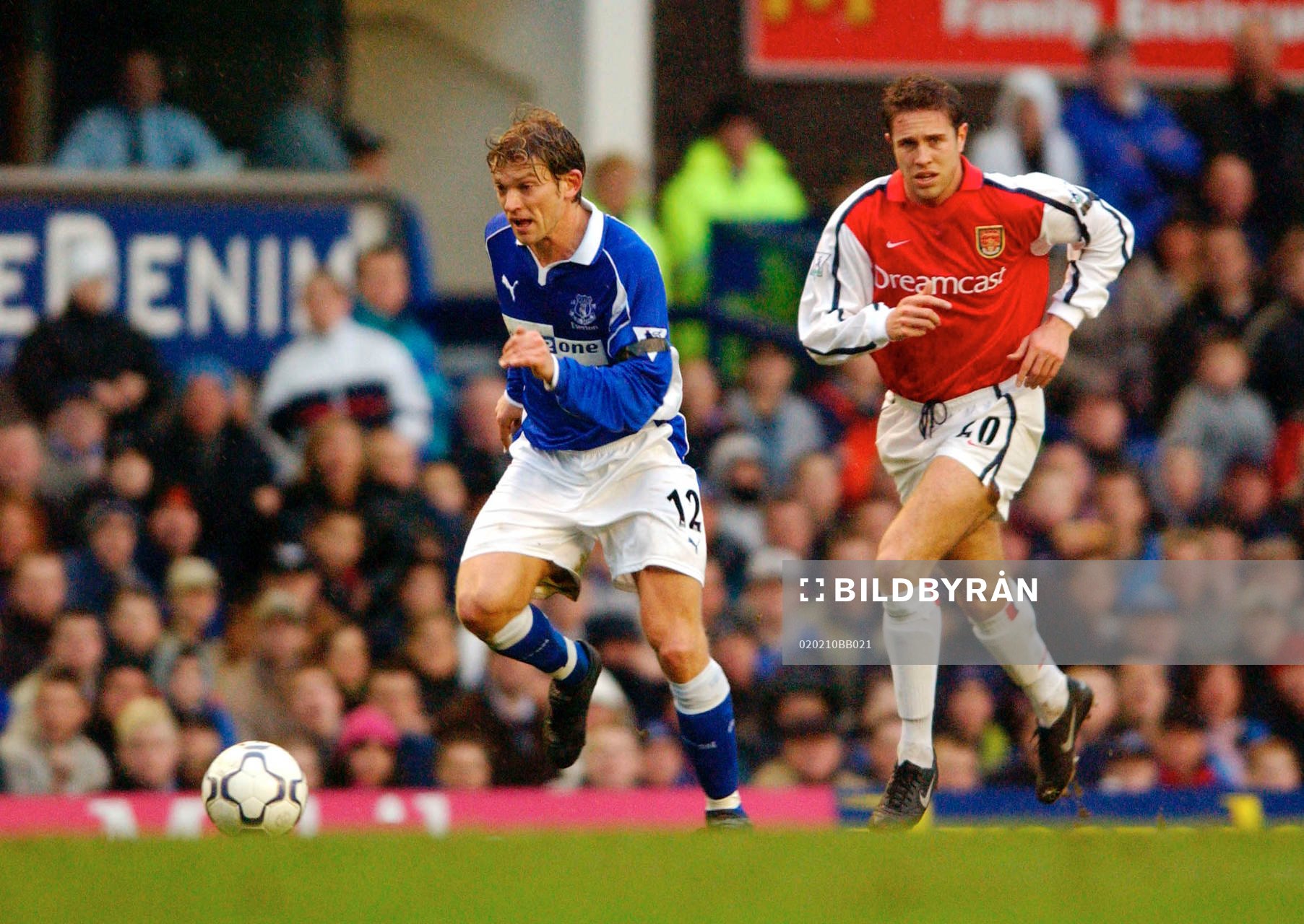  Evertons Jesper Blomqvist och Arsenals Matthew Upson.