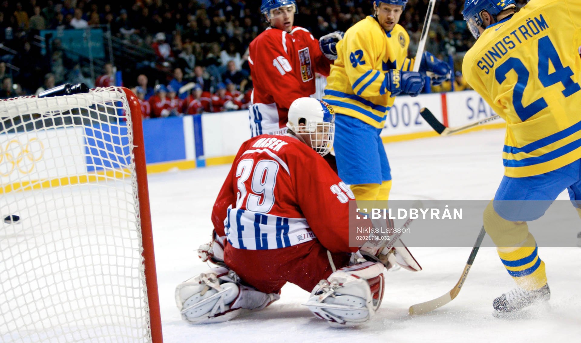 Kim Johnson gör 1-0 till Sverige bakom Hasek, målvakt i