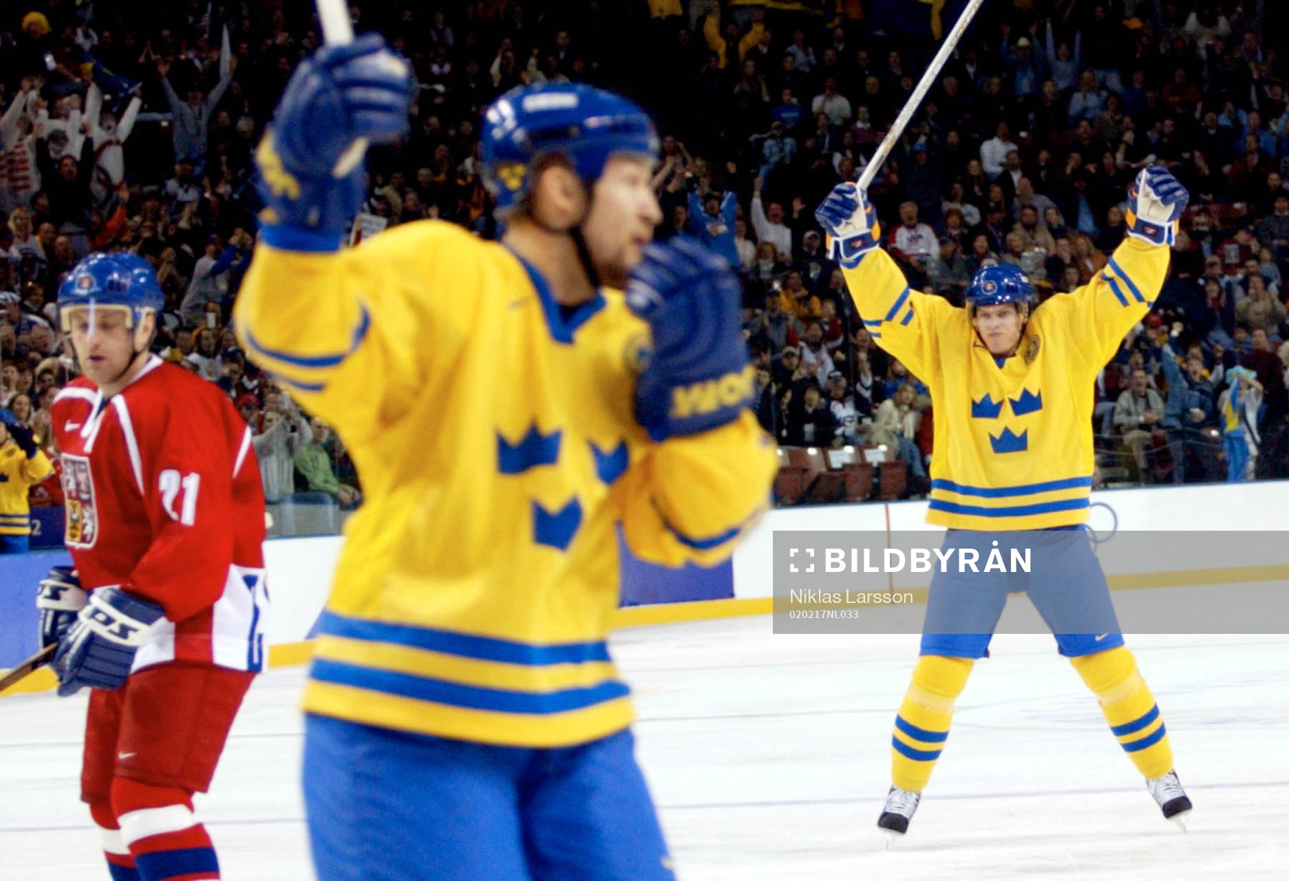 Kim Johnson, Sverige jublar över sitt 1-0 mål och Robert
