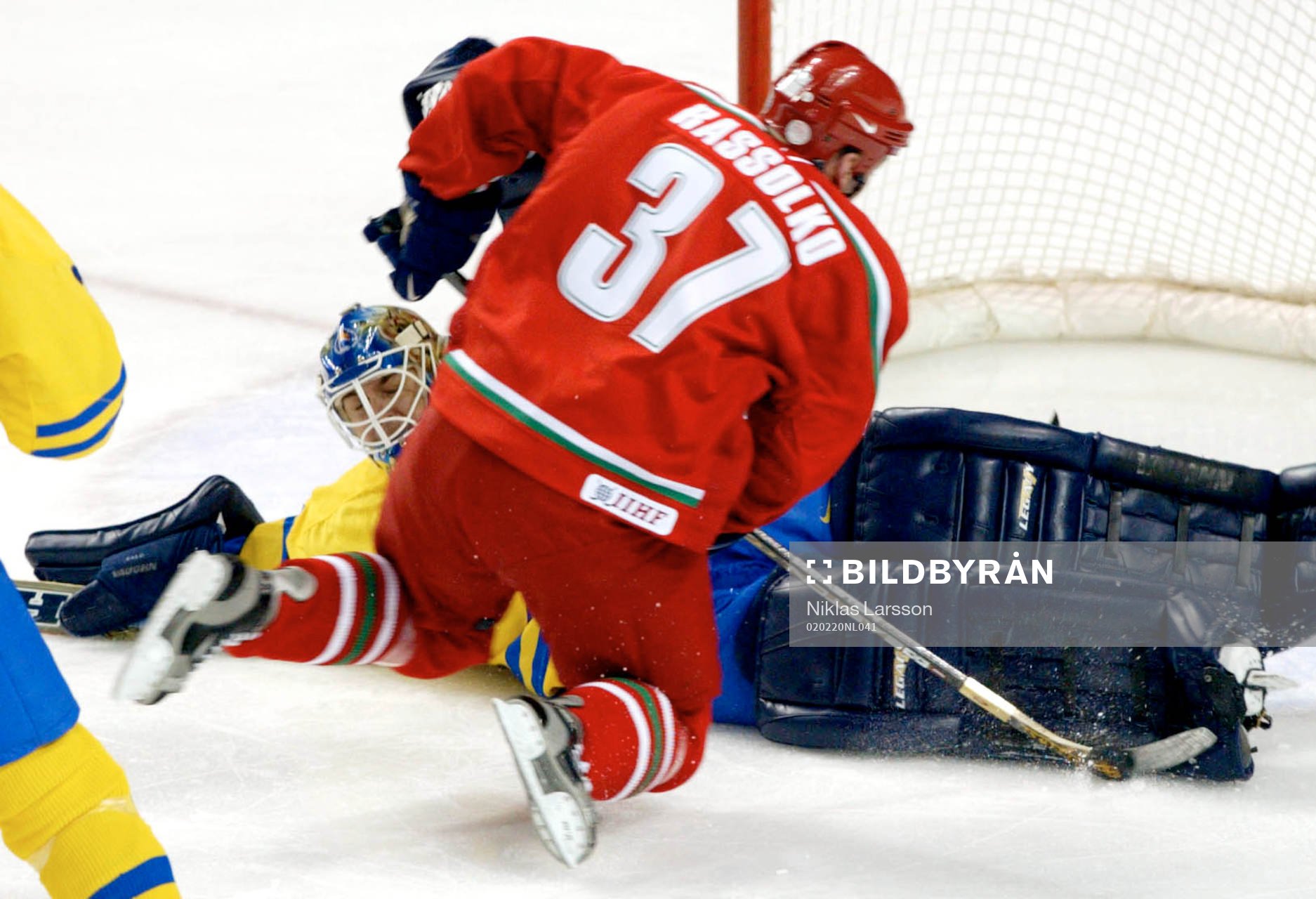 Tommy Salo räddar framför Andrei Rassolko