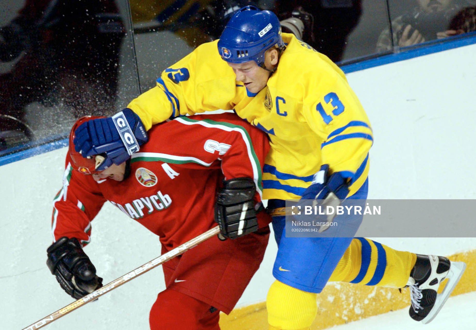 Mats Sundin trycker till Oleg Khmyl