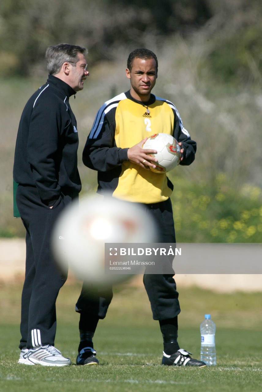  Jimmy Tamandi, AIK, får instruktioner av tränaren Olle Nordin.