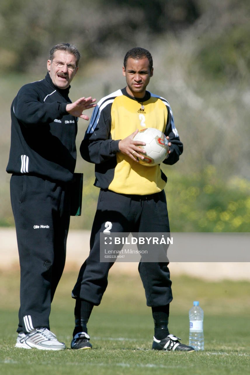  Jimmy Tamandi, AIK, får instruktioner av tränaren Olle Nordin.