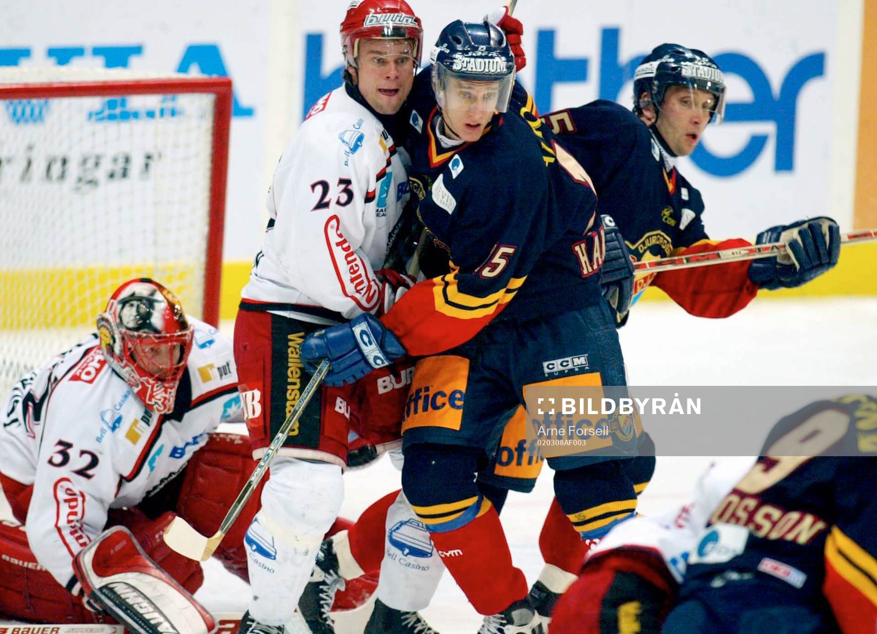 Trångt framför Peter Rönnqvist i Frölunda-målet.