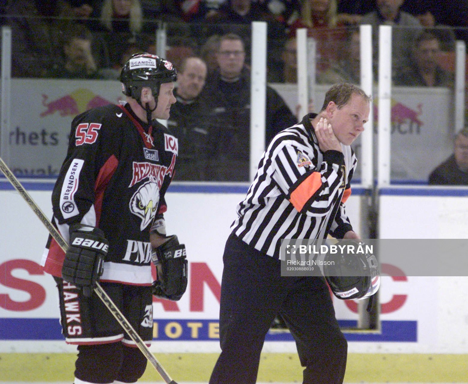 Domaren Ulf Rådbjer fick pucken på halsen. Peter