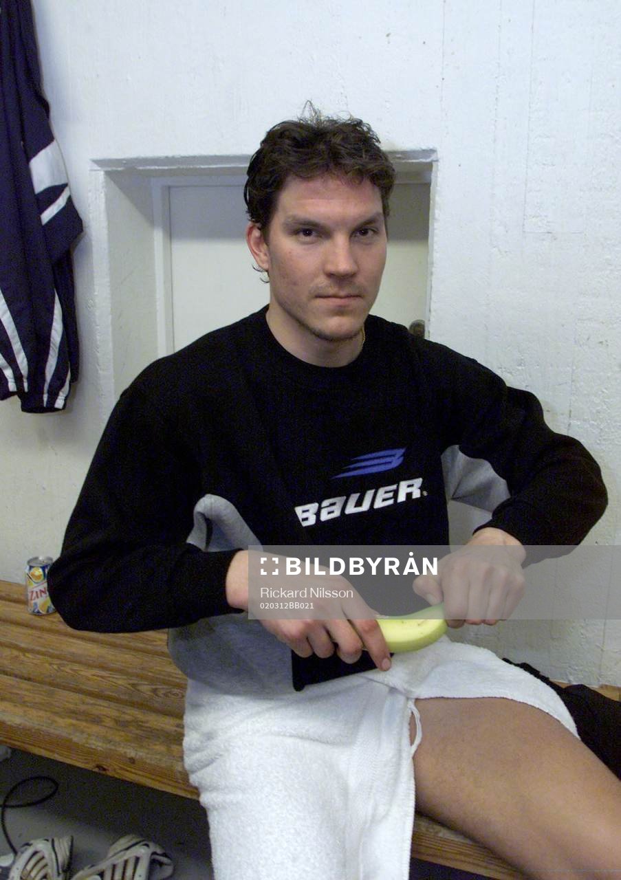 HV 71s Anders Huusko, firar bortavinsten med en banan