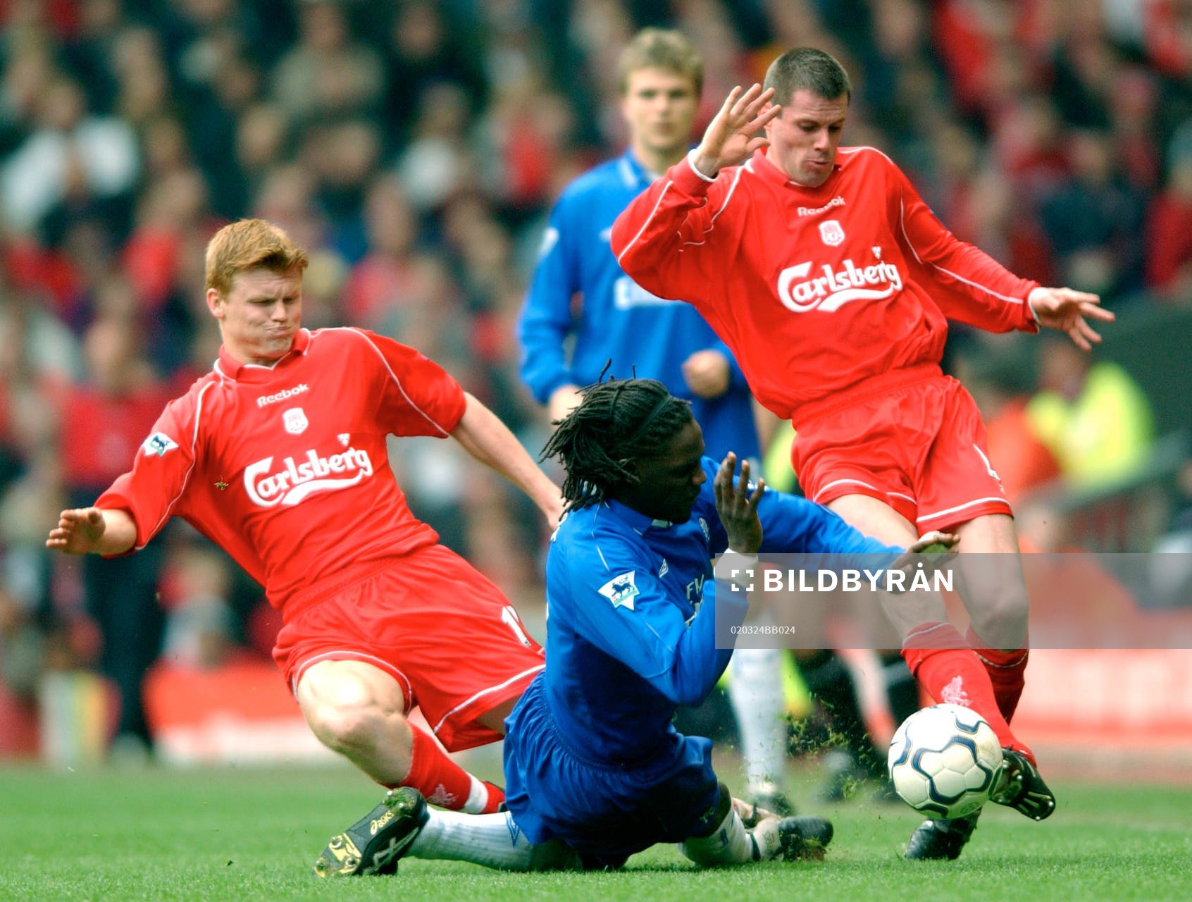  Mario Stanic, Chelsea utmanas av John Arne Riise och Jamie Carragher, Liverpool.