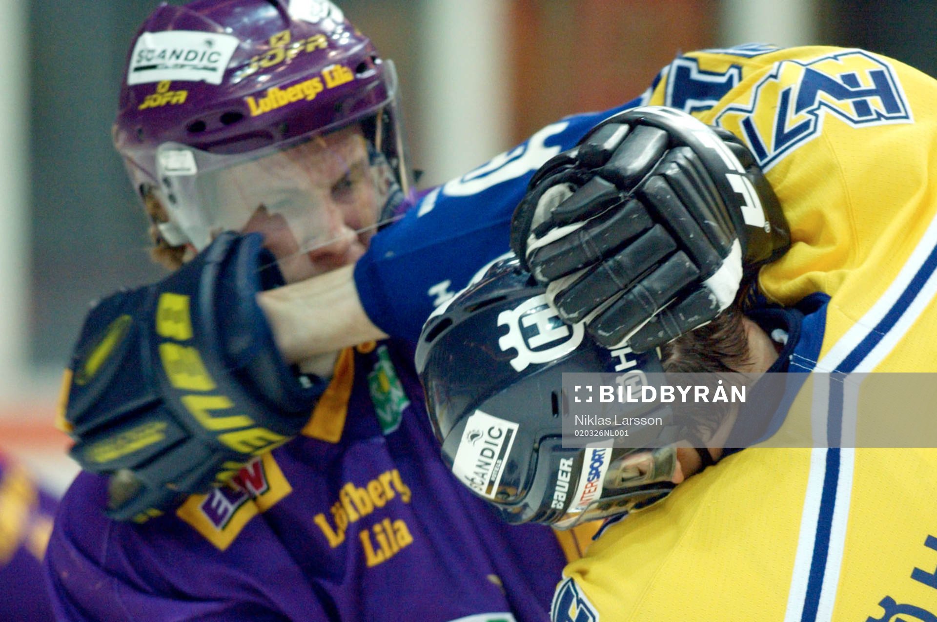 Pär Bäcker, Färjestad ger Björn Melin, HV71 en klocka