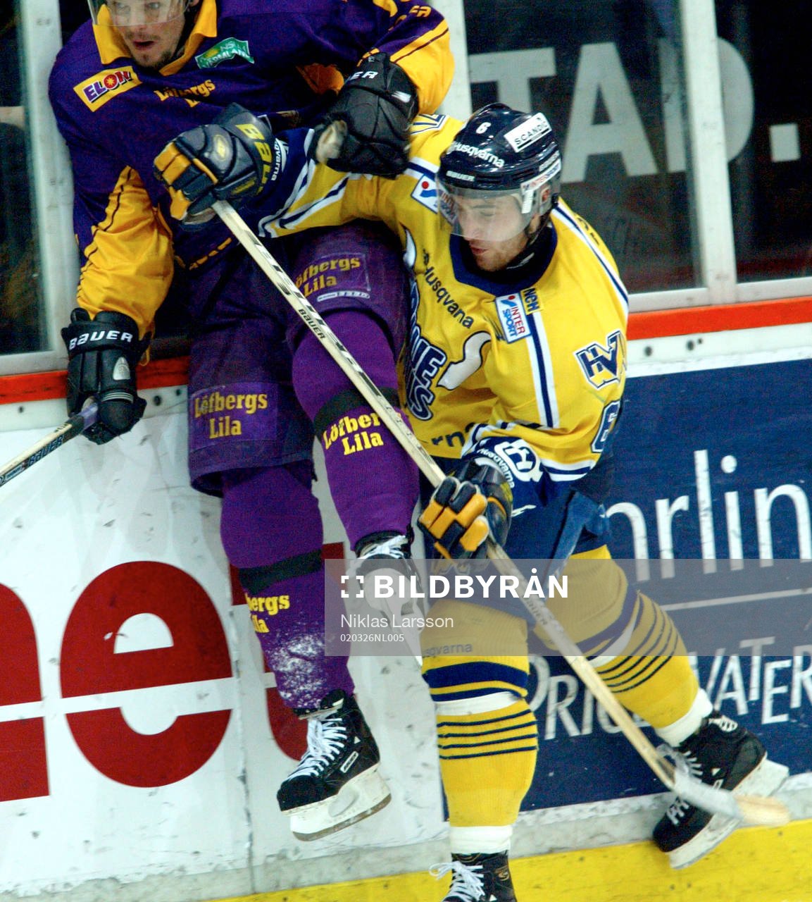 Daniel Ljungqvist, HV 71 trycker upp en FBK spelare i