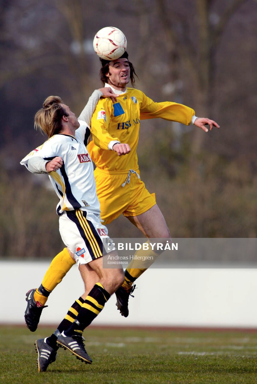  Här vrider Andreas Andersson, AIK axeln ur led i en duell mot Eric Fischbein, IFK Malmö
