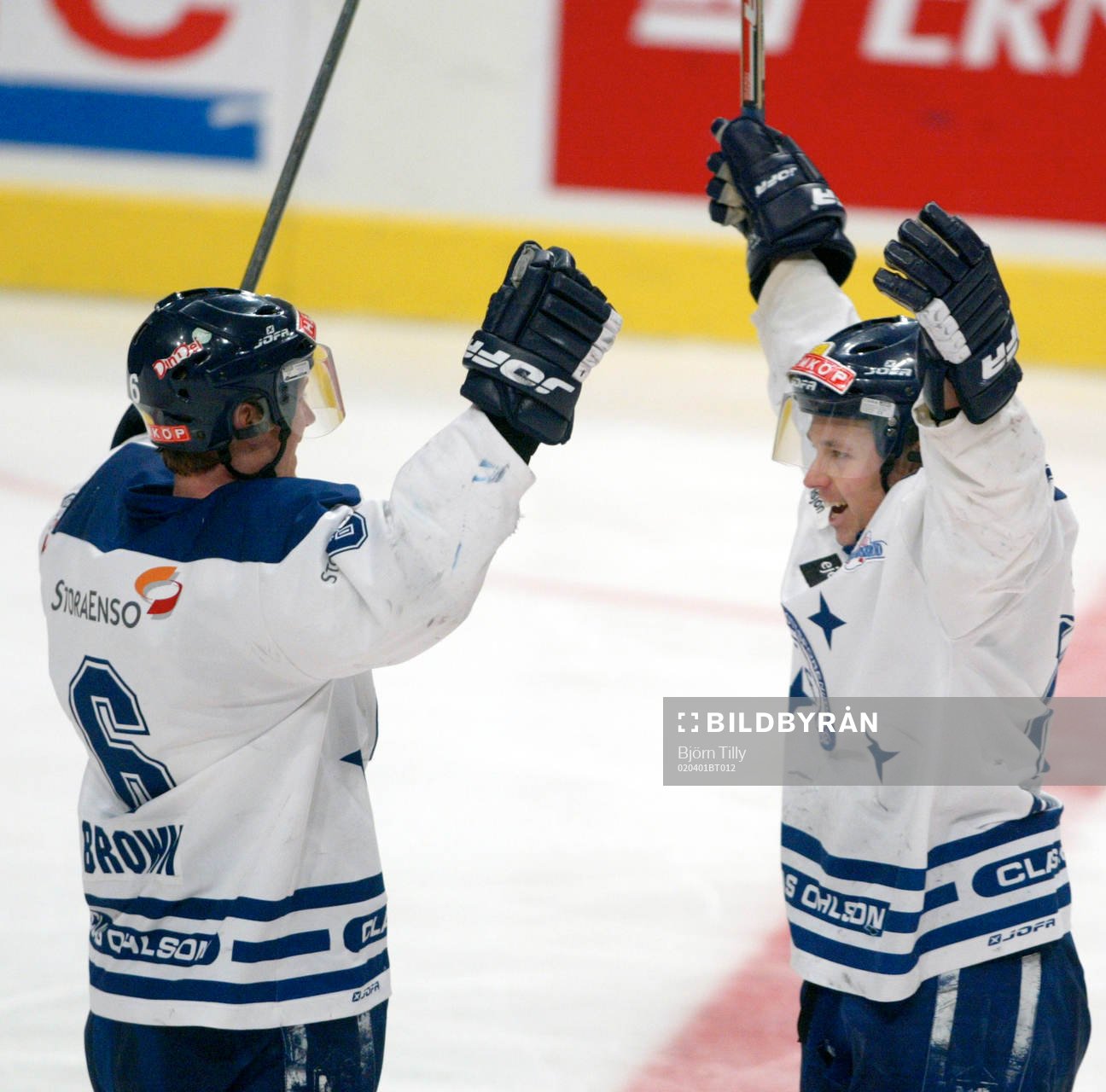 Greg Brown på väg att gratulera Mikael Karlberg