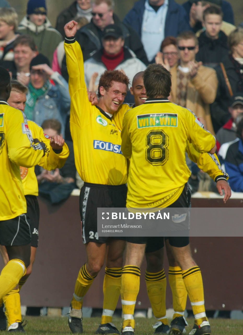  Philip Jonasson har gjort 1-0 och grattas av Mikael Senften och Mattias Rosén (8).