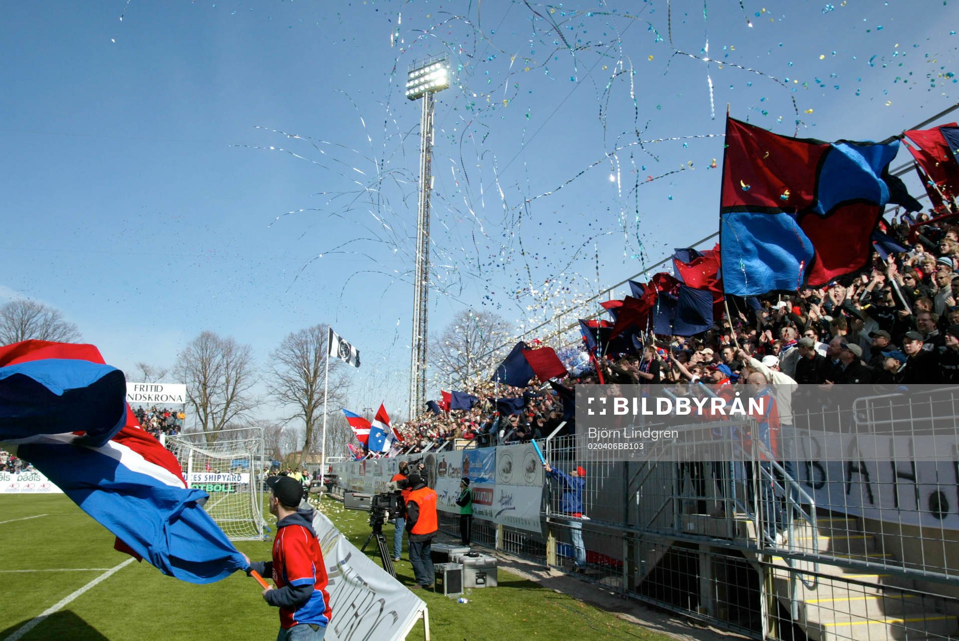 Bomber, granater och flaggor bland Helsingborgspubliken,