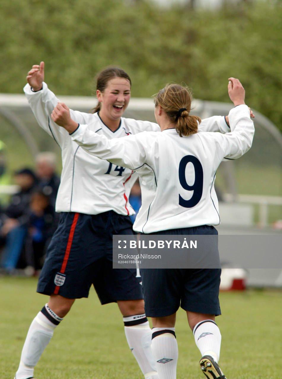 Katy Ward och Faye Dunn, England jublar