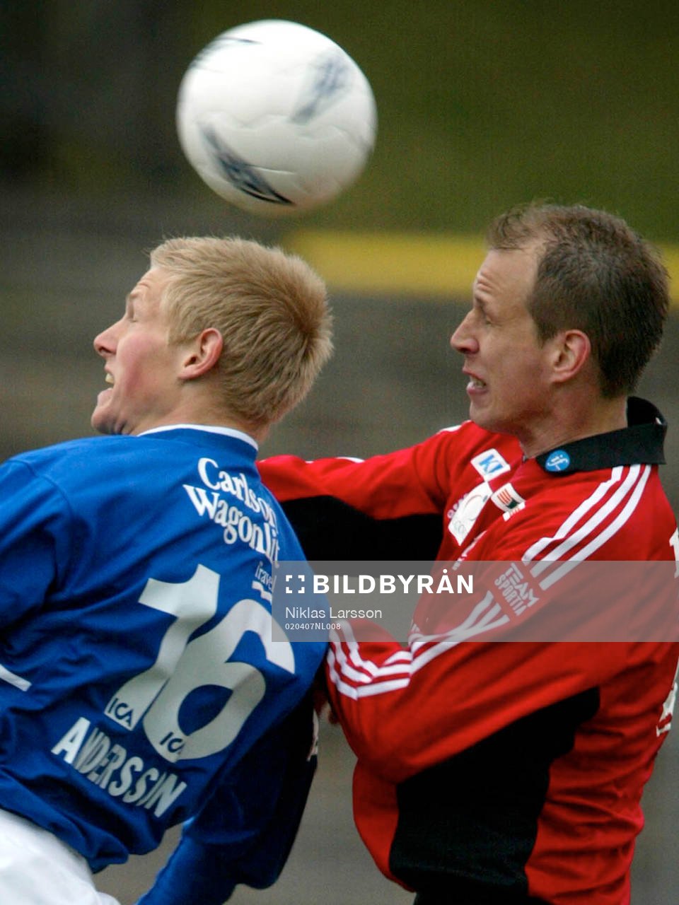 Magnus Andersson i en duell med Marko Toumela