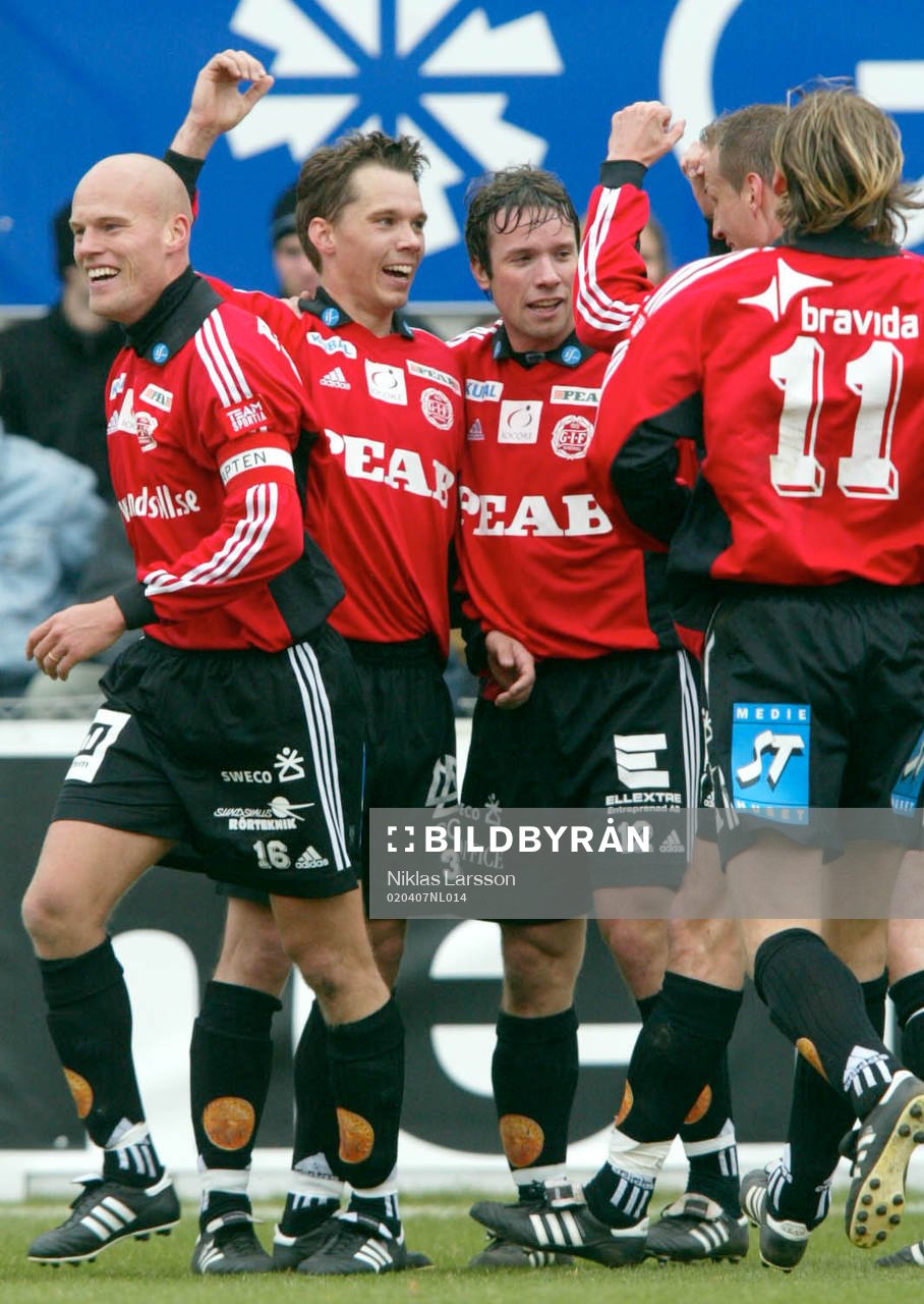 Fredrik Lundqvist gratuleras av Joel Cedergren och Mats