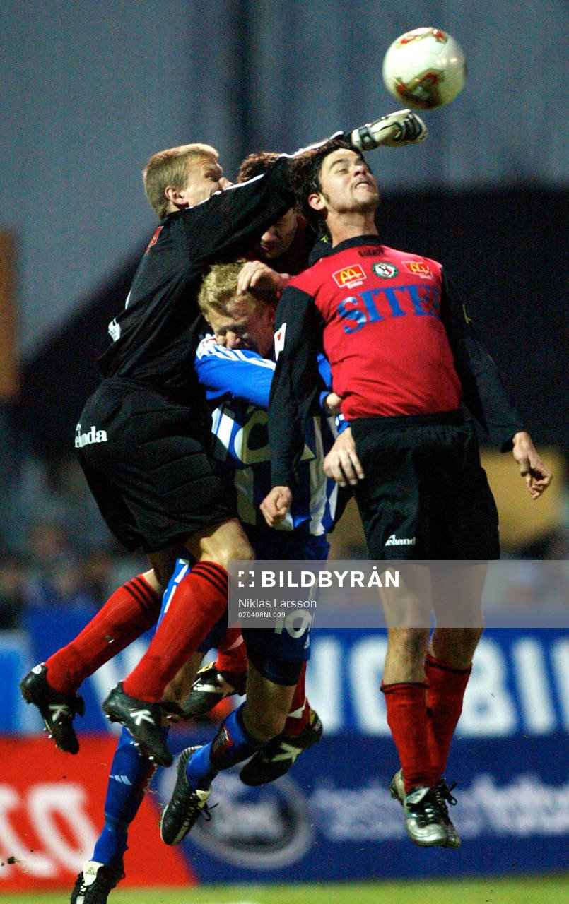 Gustaf Andersson blir klämd mellan Örebrospelare