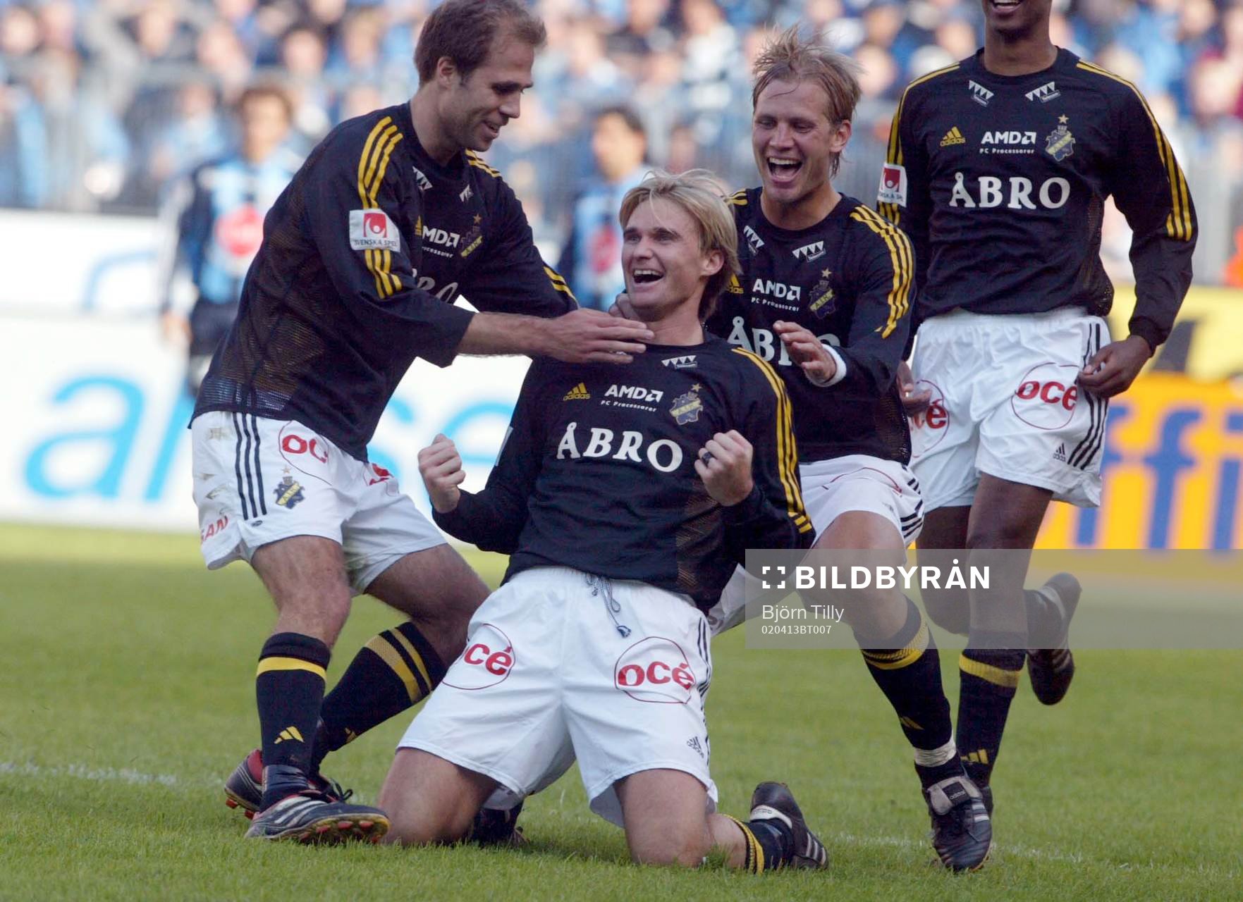 Andreas Andersson gjorde sergermålet 3-4 och gratuleras av