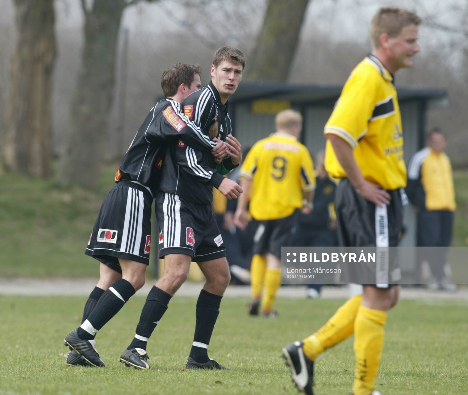 Henrik Edfors har gjort 0-1 och grattas av David Eek