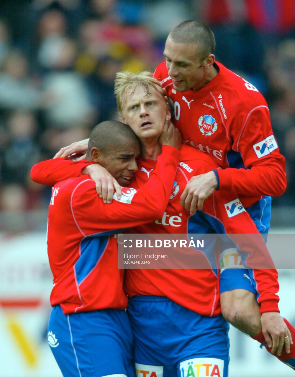 Ulrik Jansson kramas om av Alvaro Santos och Rade Prica
